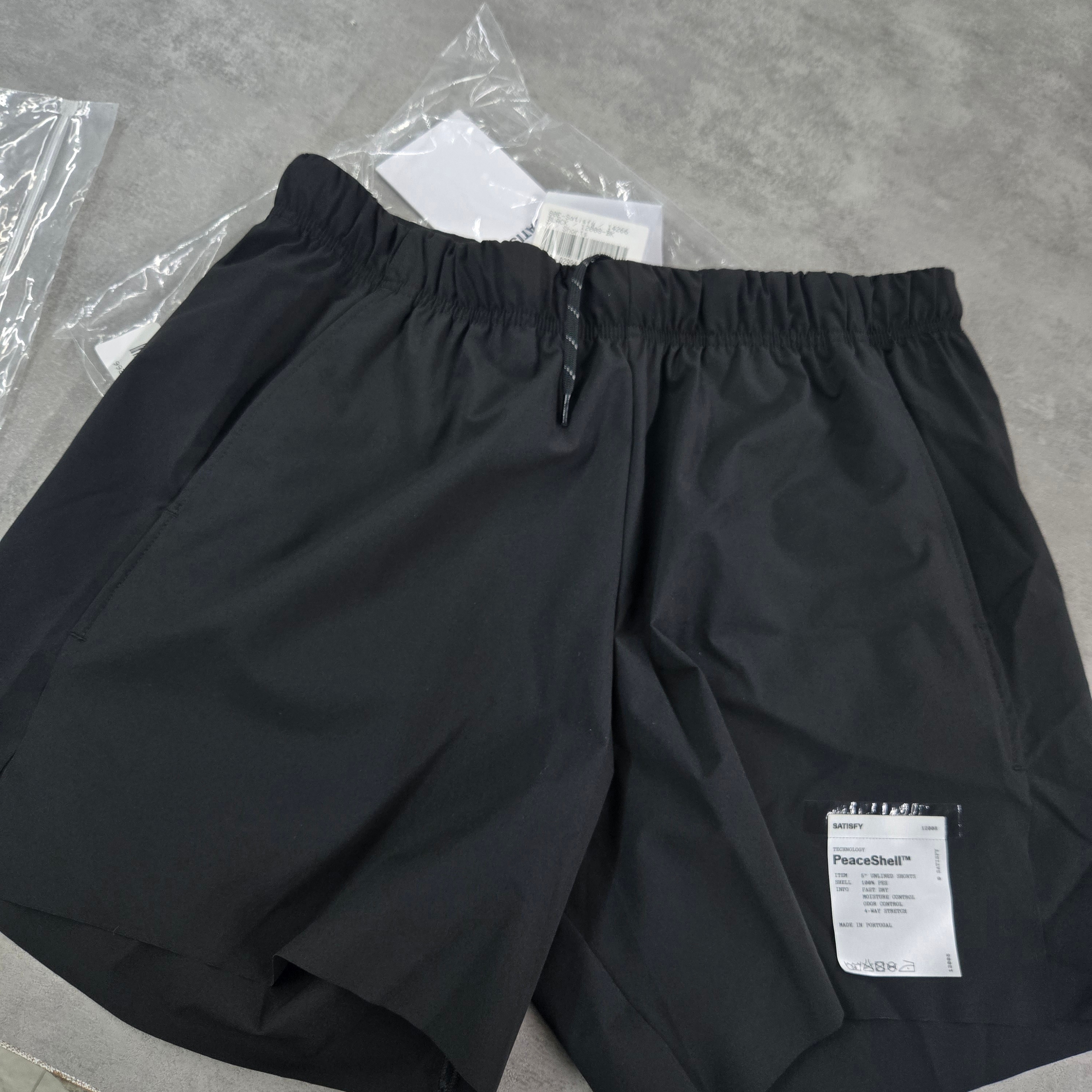 Satisfy Peaceshell 5 Inch Unlined Shorts Black 착용 스타일
