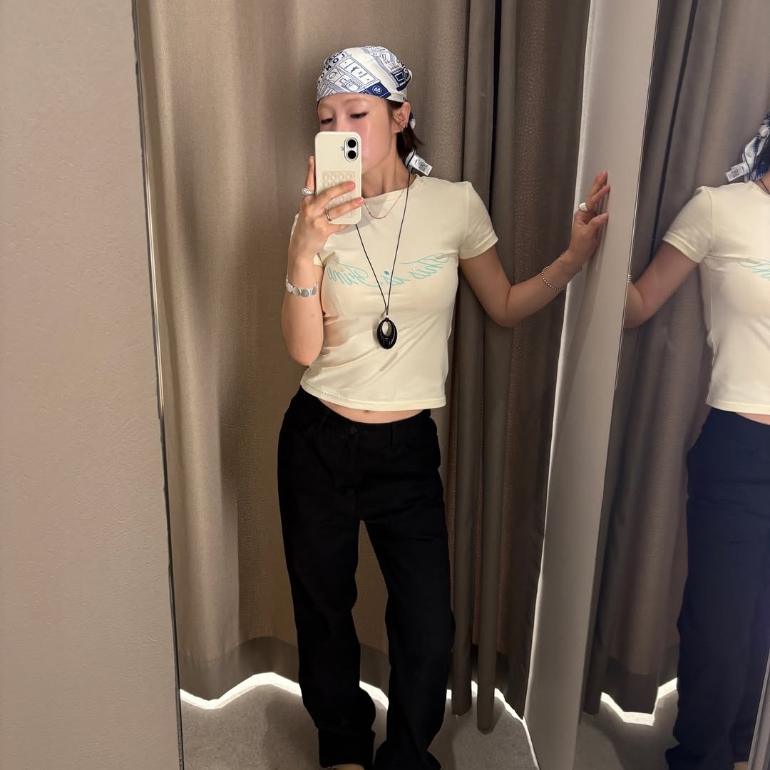 THIS IS FINE Cropped Signature Tee Cream 착용 스타일 - 2