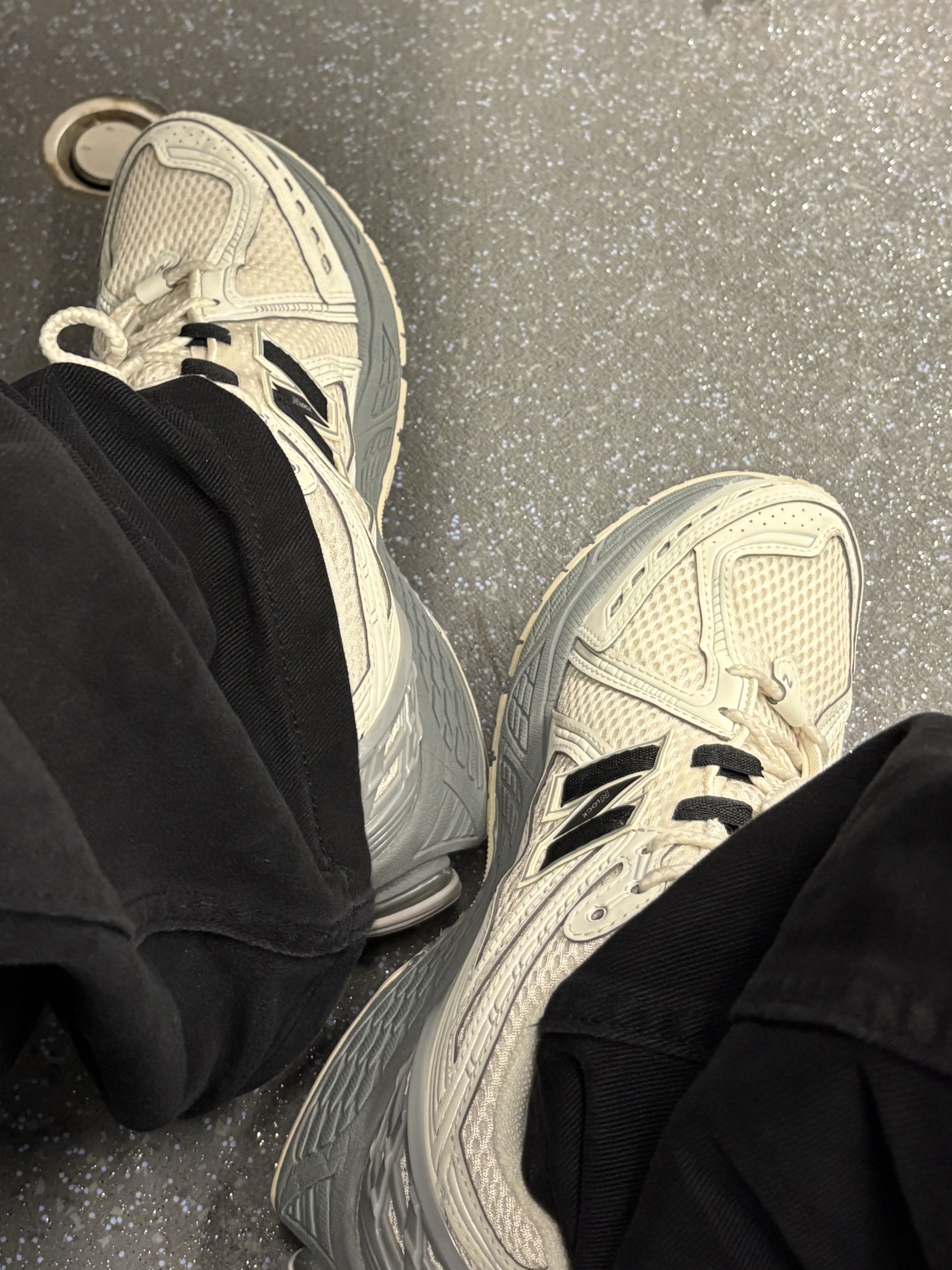 New Balance 1906R Raincloud Black Cement - D Standard 착용 스타일 - 2