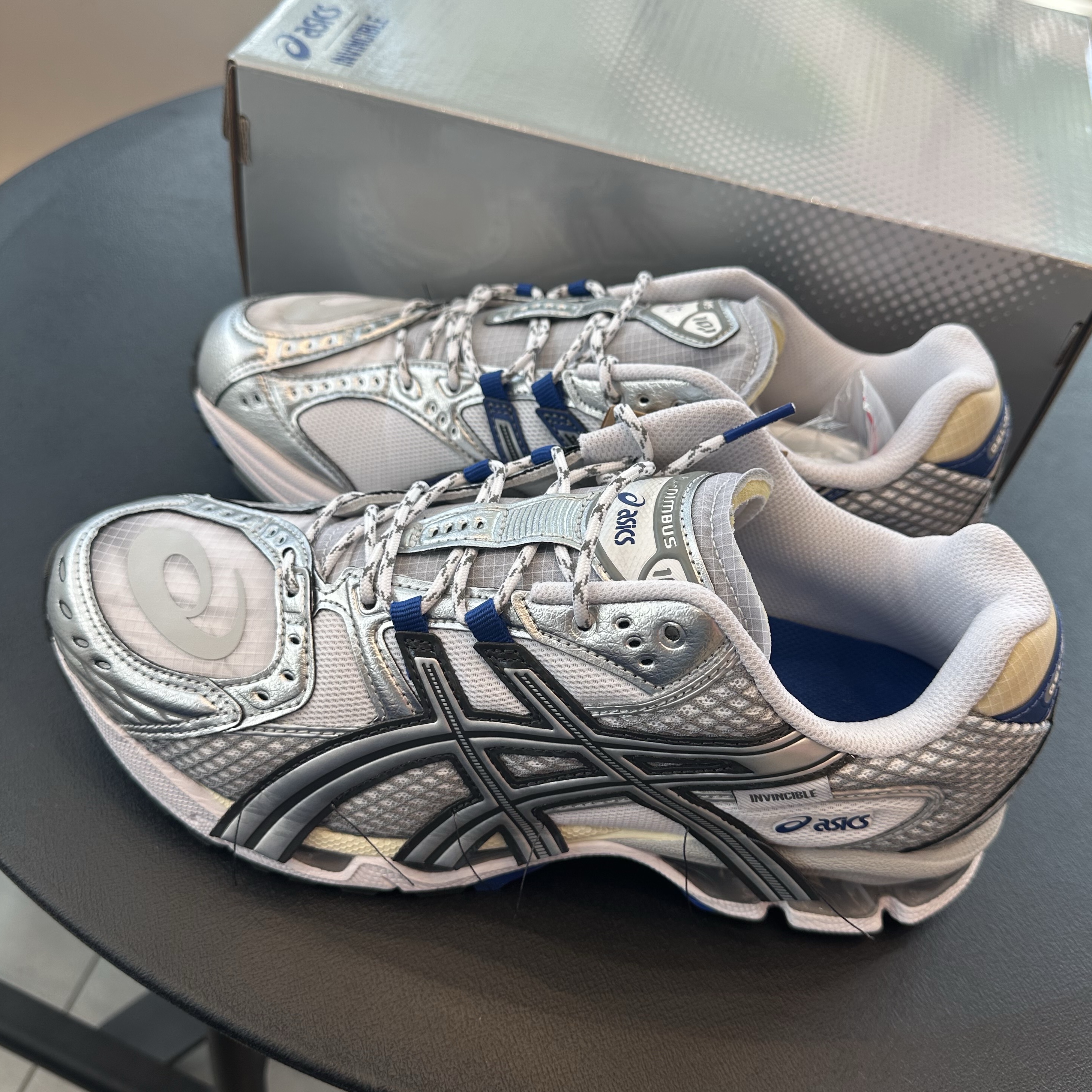 Asics x Invincible Gel-Nimbus 10.1 HTTP 404 Cream Metallic Silver Blue 착용 스타일 - 2