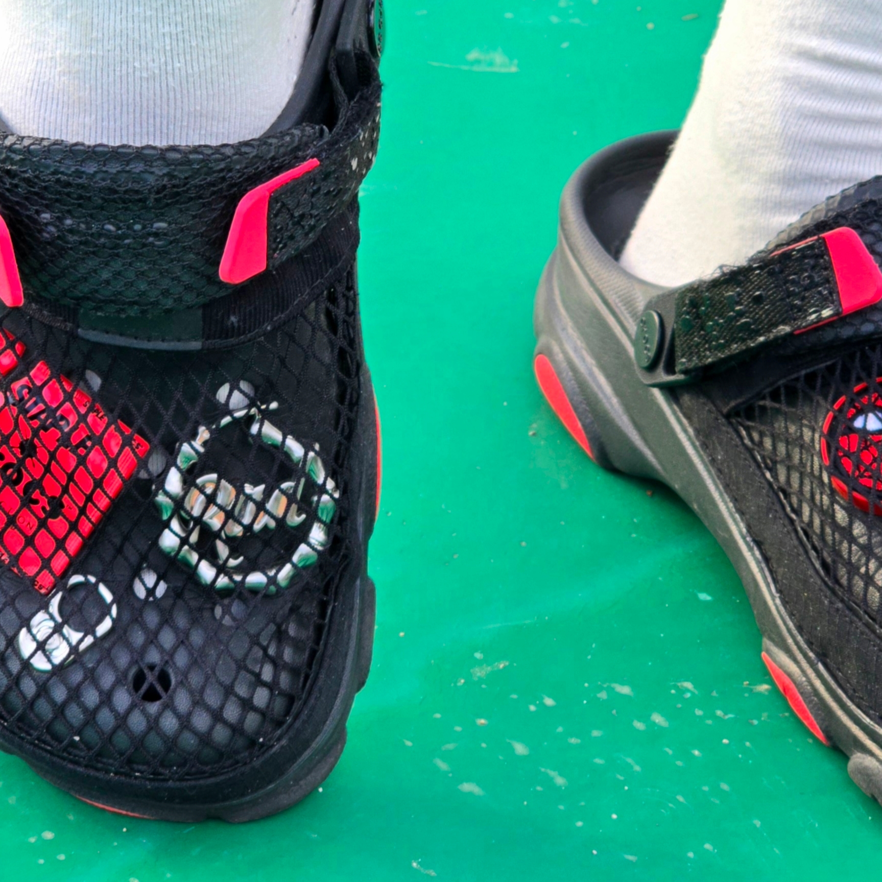 Crocs x Staple Classic All Terrain Clog Black 착용 스타일 - 2