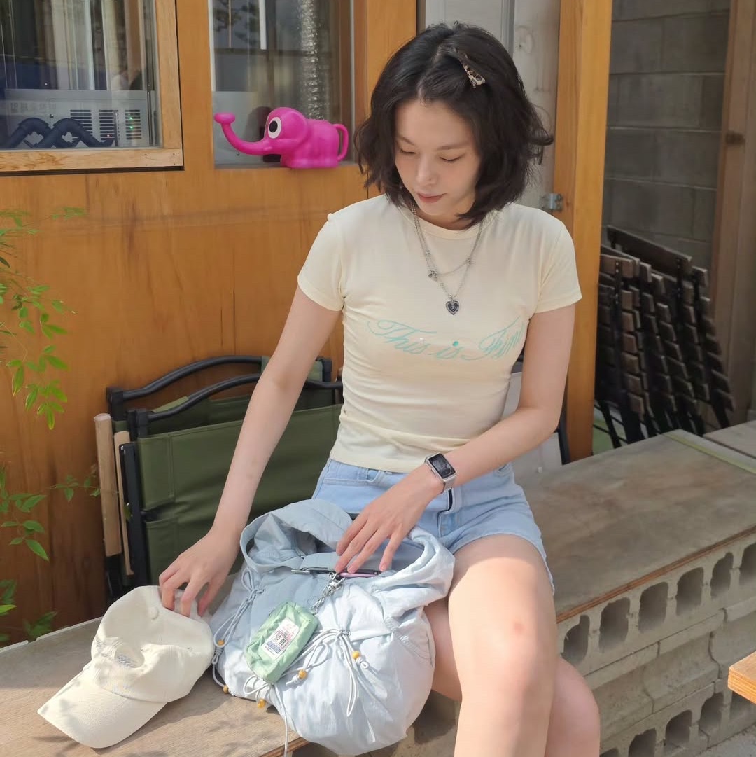 THIS IS FINE Cropped Signature Tee Cream, THIS IS FINE Signature Ball Cap Cream 착용 스타일 - 2