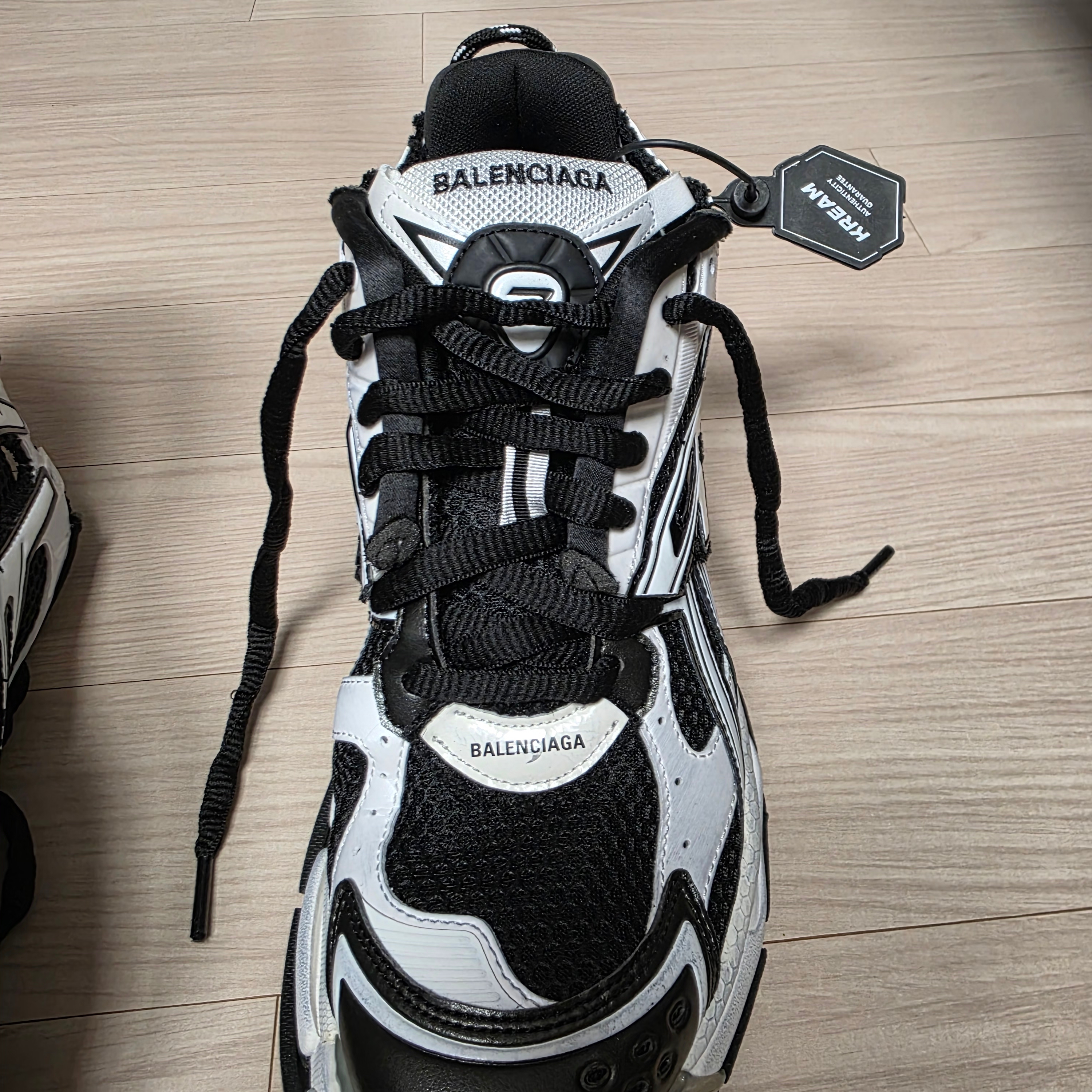 Balenciaga Runner Sneakers Black White 착용 스타일 - 1