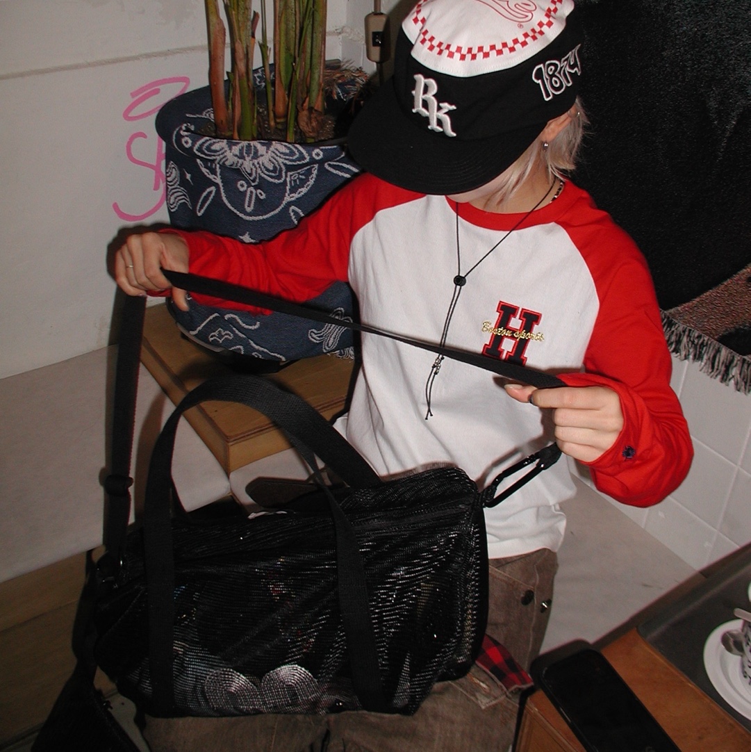 Not New Mesh Boston Bag Black 착용 스타일 - 4