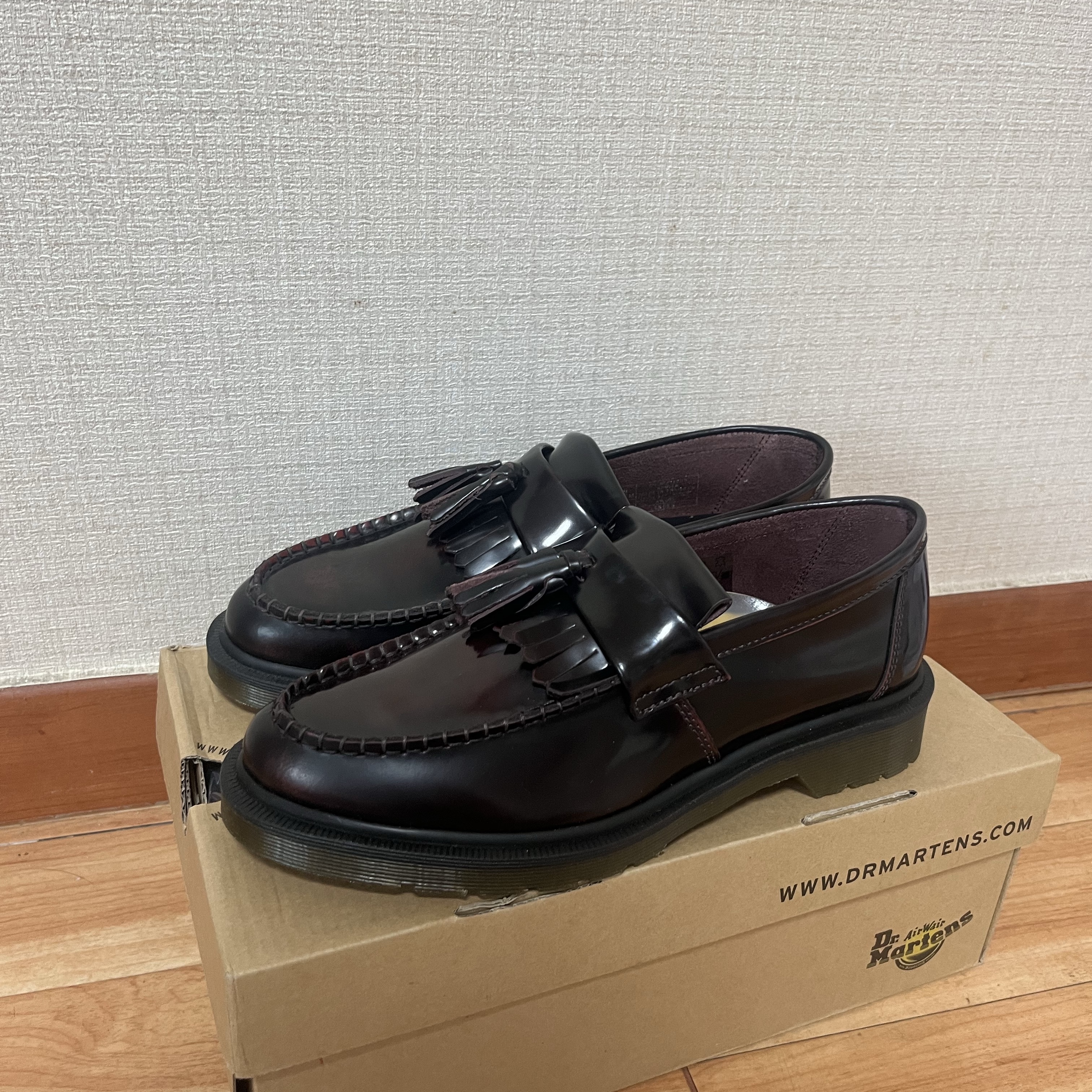 Dr. Martens Adrian Arcadia Leather Loafers Cherry Red 착용 스타일 - 1
