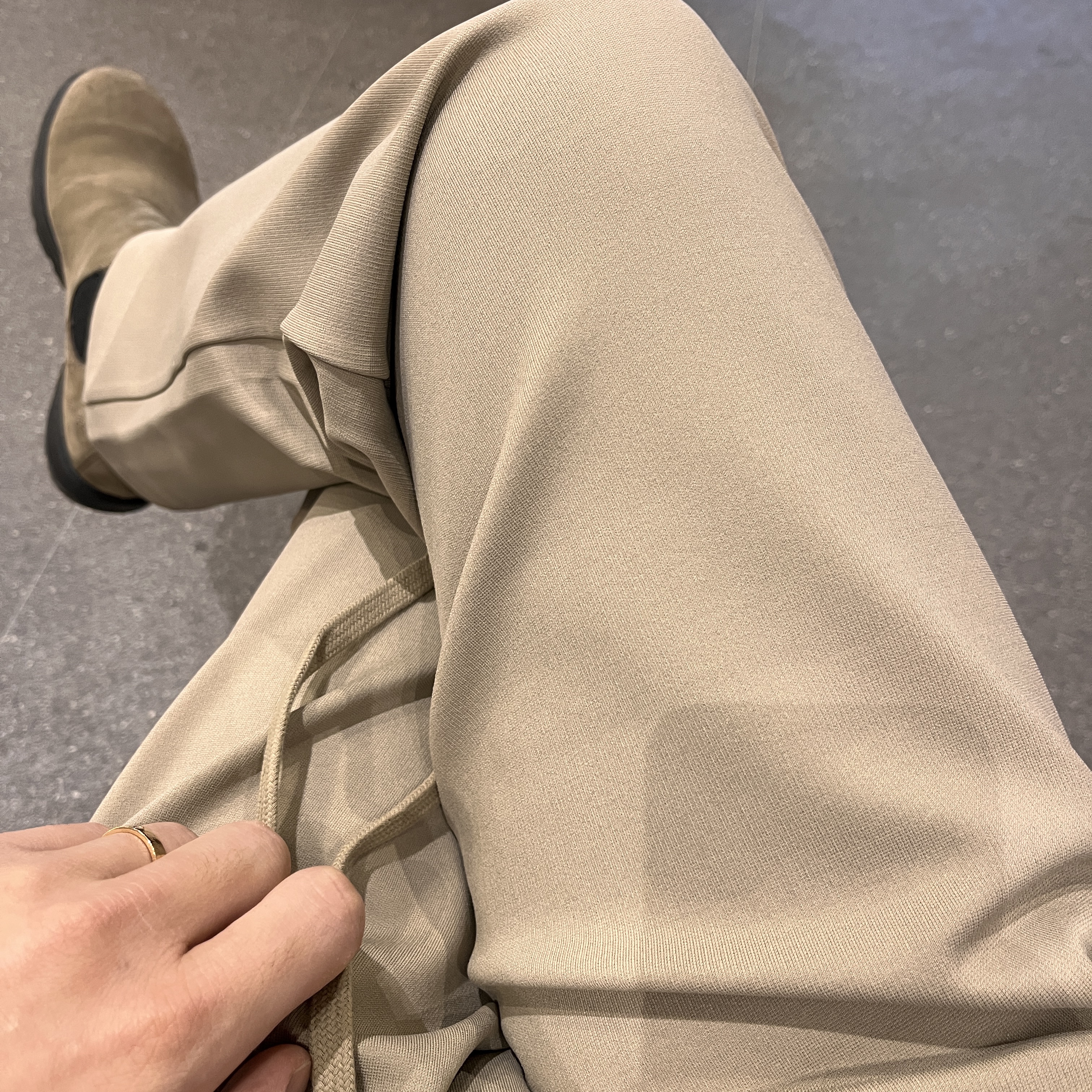 Fear of God Eternal Viscose Tricot Slim Pants Dusty Concrete 착용 스타일 - 2