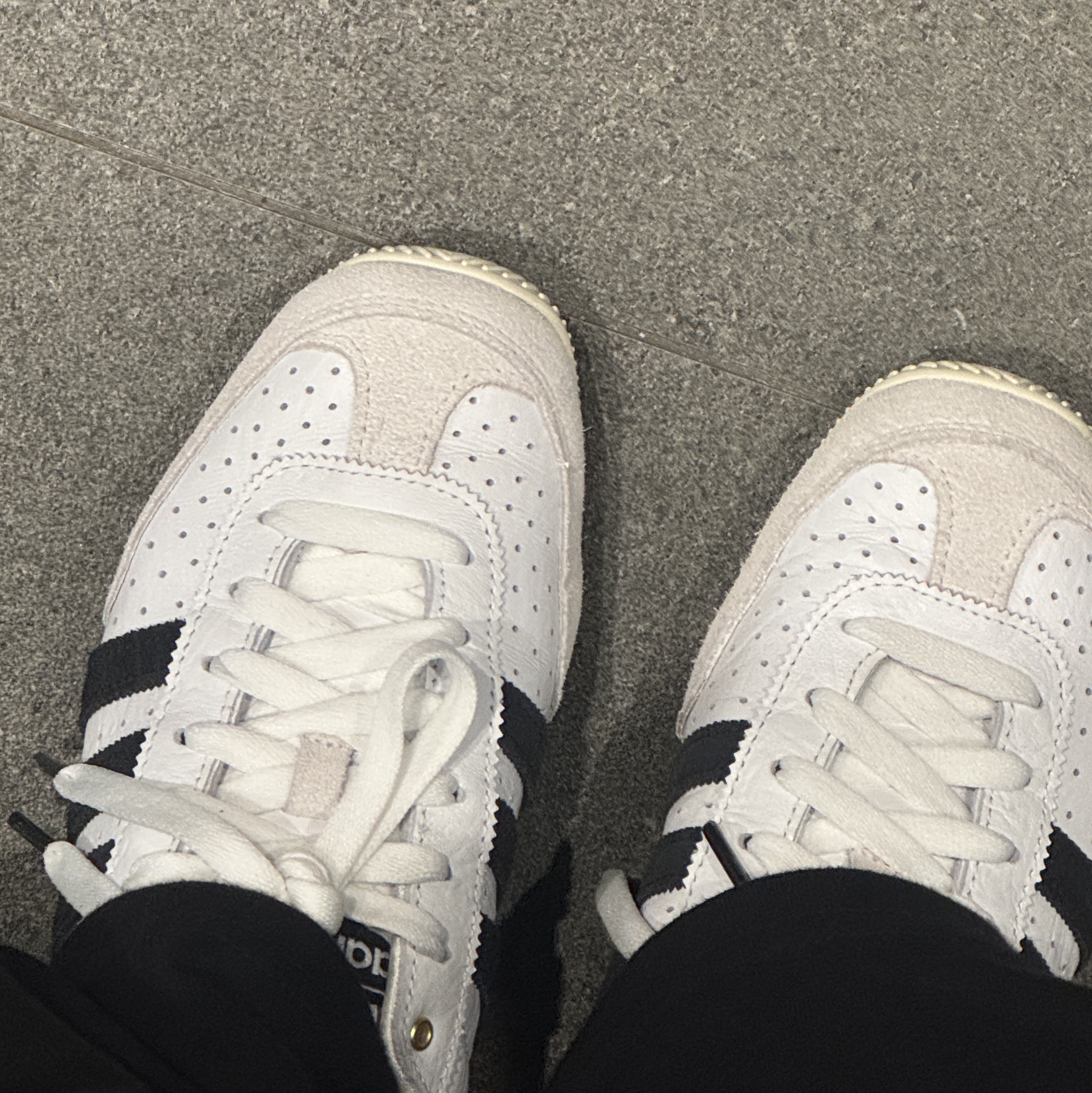 (W) Adidas Japan Cloud White Core Black 착용 스타일