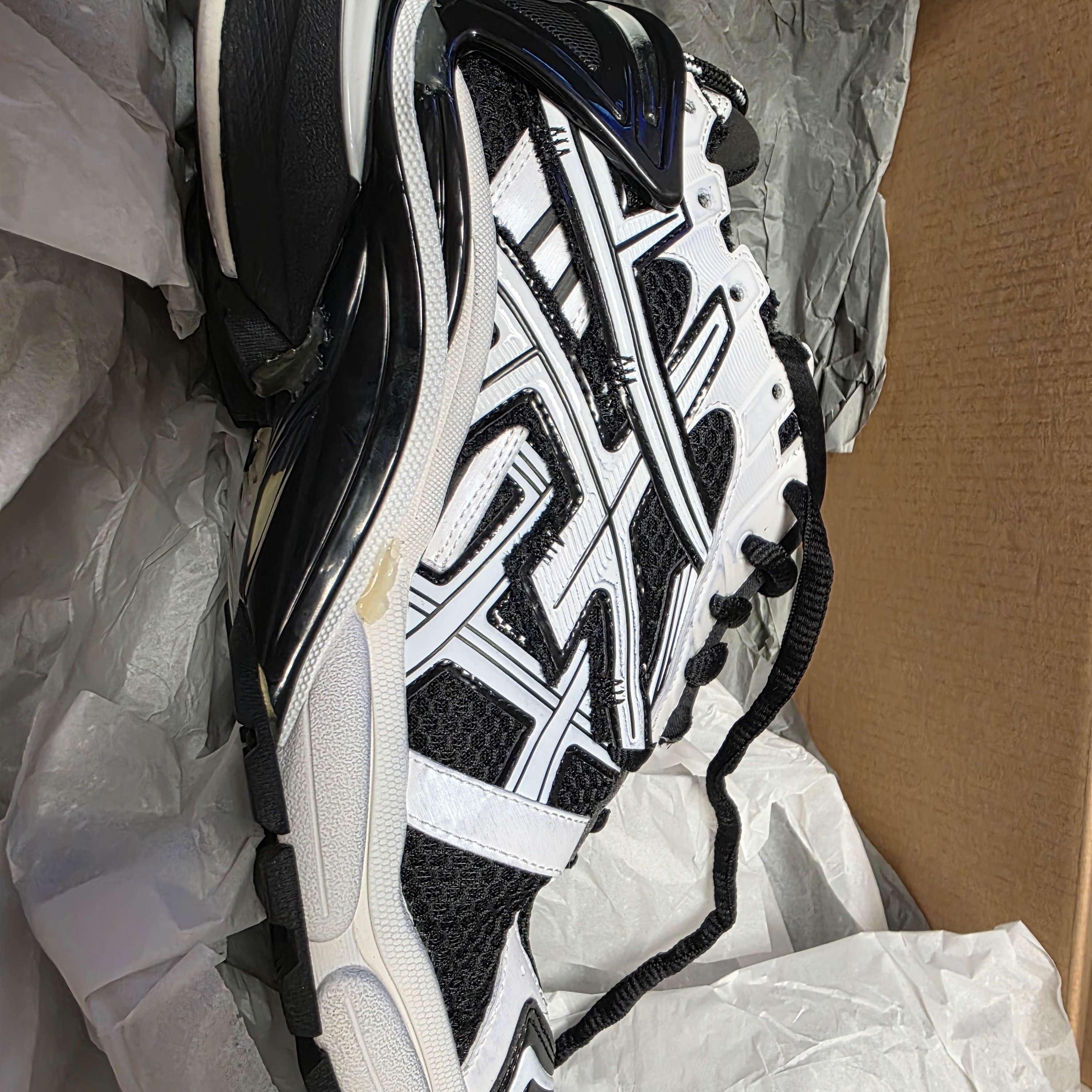 Balenciaga Runner Sneakers Black White 착용 스타일 - 3