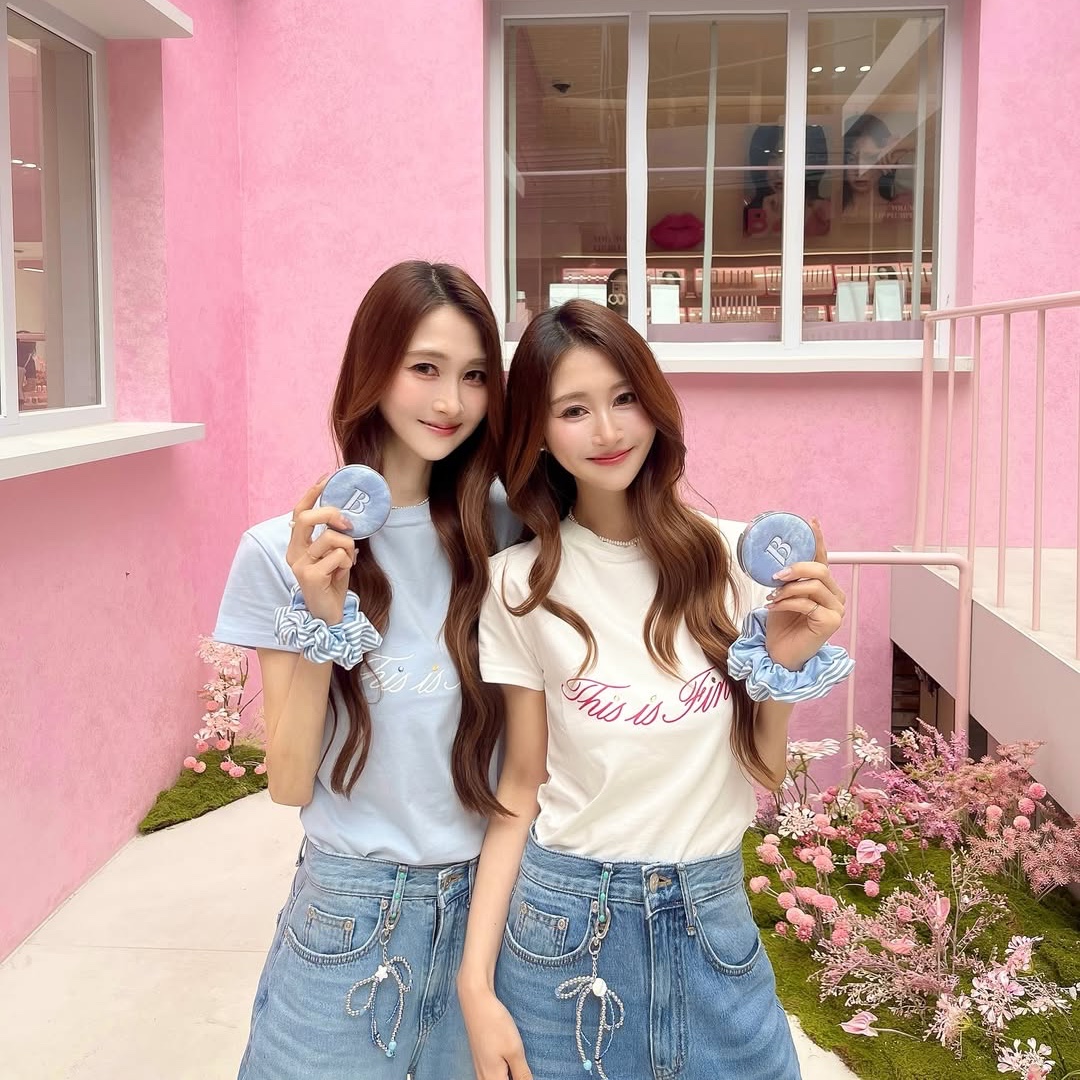 THIS IS FINE Cropped Signature Tee Sky, THIS IS FINE Cropped Signature Tee White 착용 스타일 - 3