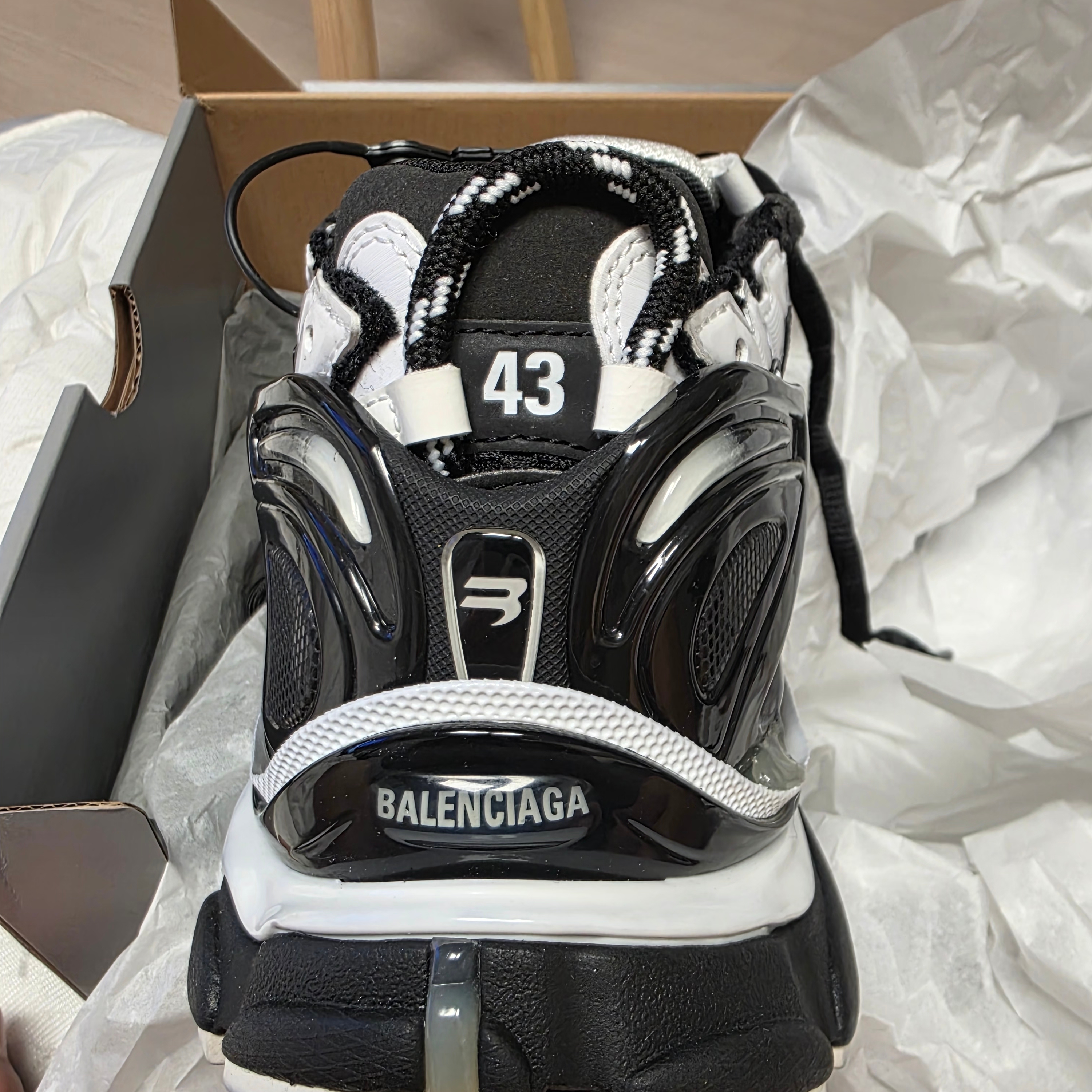 Balenciaga Runner Sneakers Black White 착용 스타일 - 4