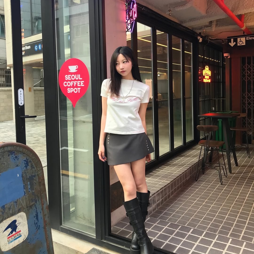 THIS IS FINE Cropped Signature Tee White 착용 스타일 - 8