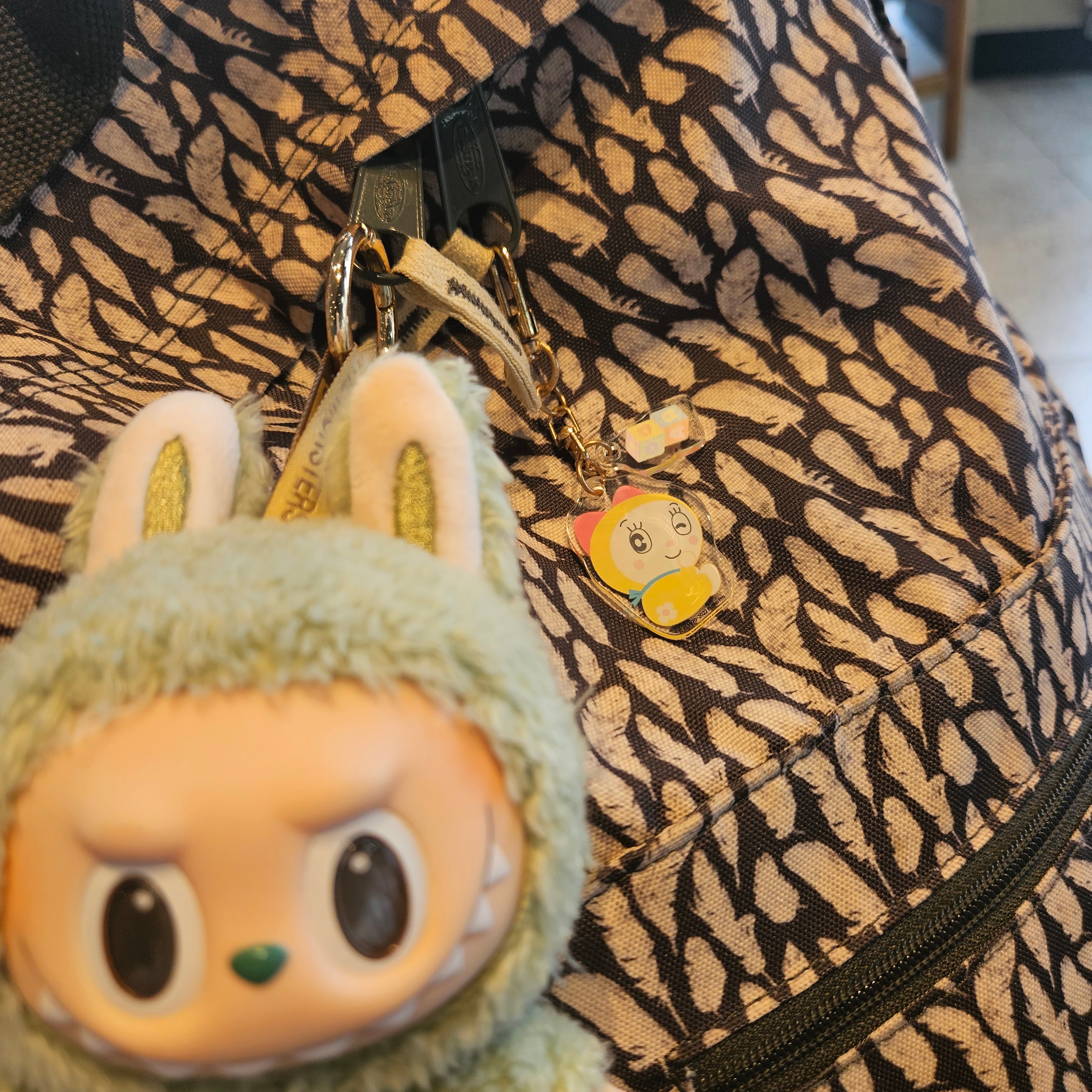 Pop Mart Labubu The Monsters Labubu Tasty Macarons Series Green Grape Keyring 착용 스타일 - 5