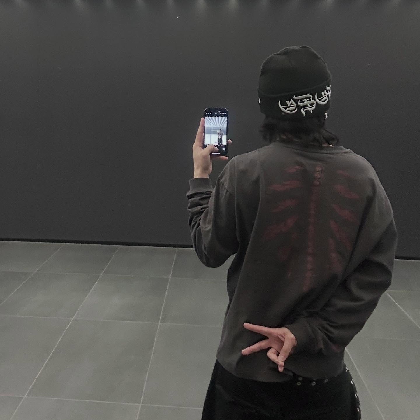 [Pre-Order] Vonvat Leaves Bone Long Sleeve Charcoal 착용 스타일 - 1