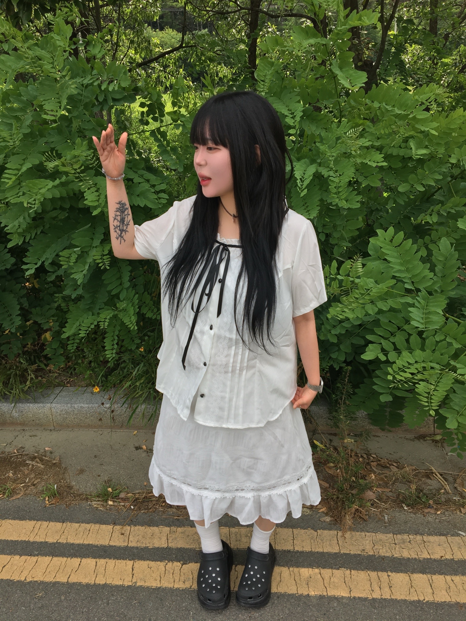 (W) Crocs Classic Bae Clog Black 착용 스타일 - 3