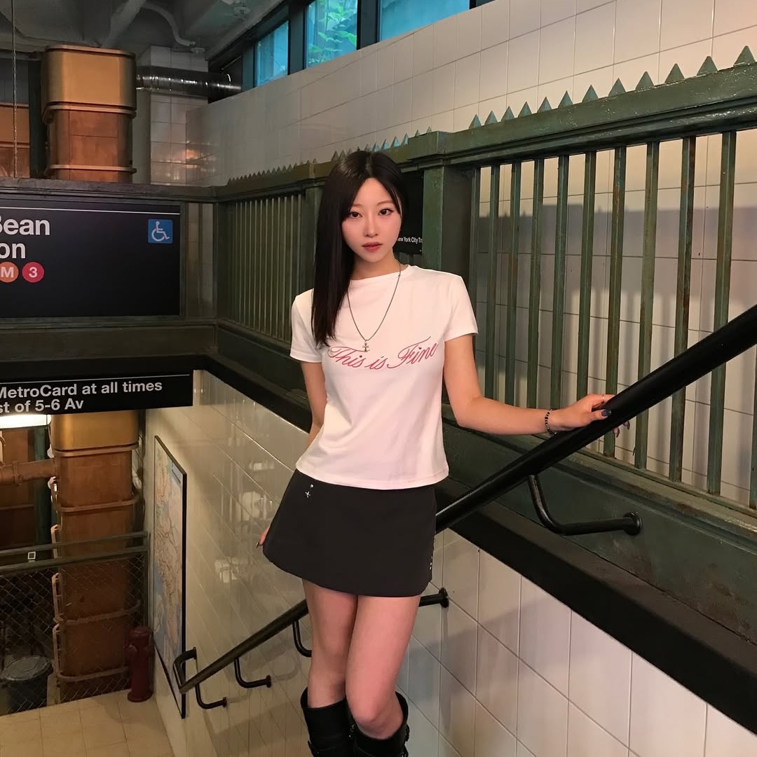 THIS IS FINE Cropped Signature Tee White 착용 스타일 - 7
