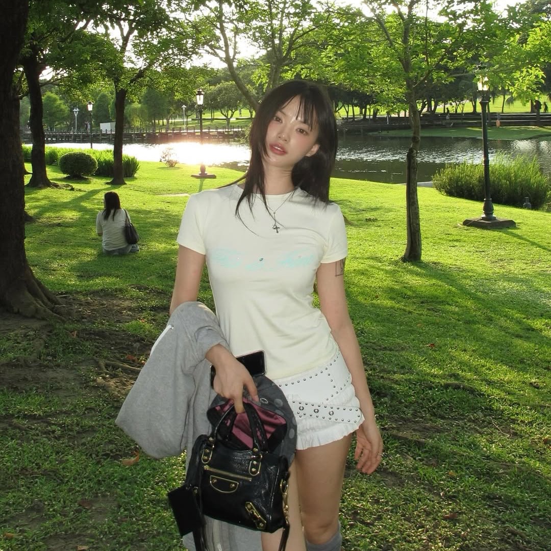 THIS IS FINE Cropped Signature Tee Cream 착용 스타일 - 2