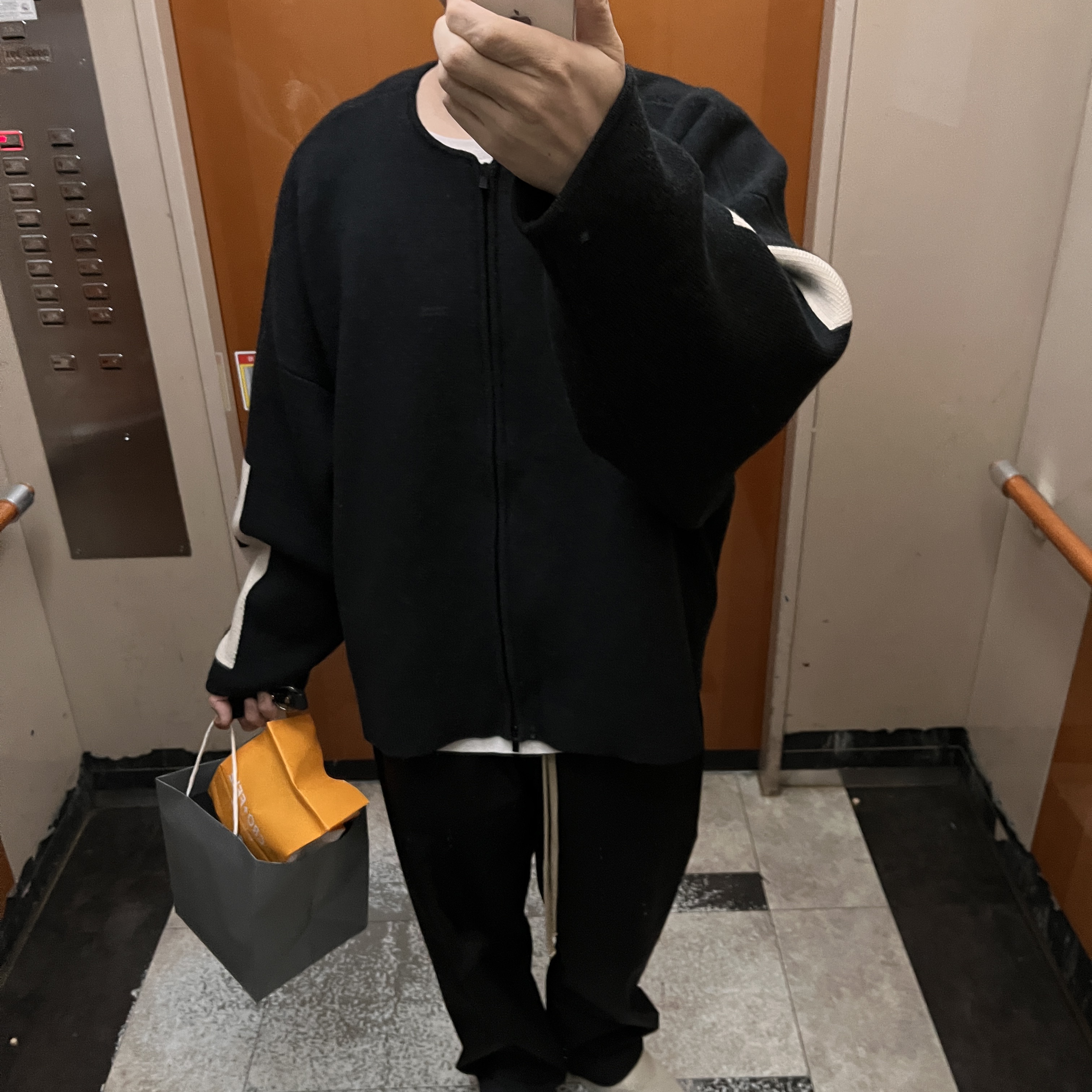 Fear of God Merino Full Zip Sweater Lemon Cream 착용 스타일 - 2