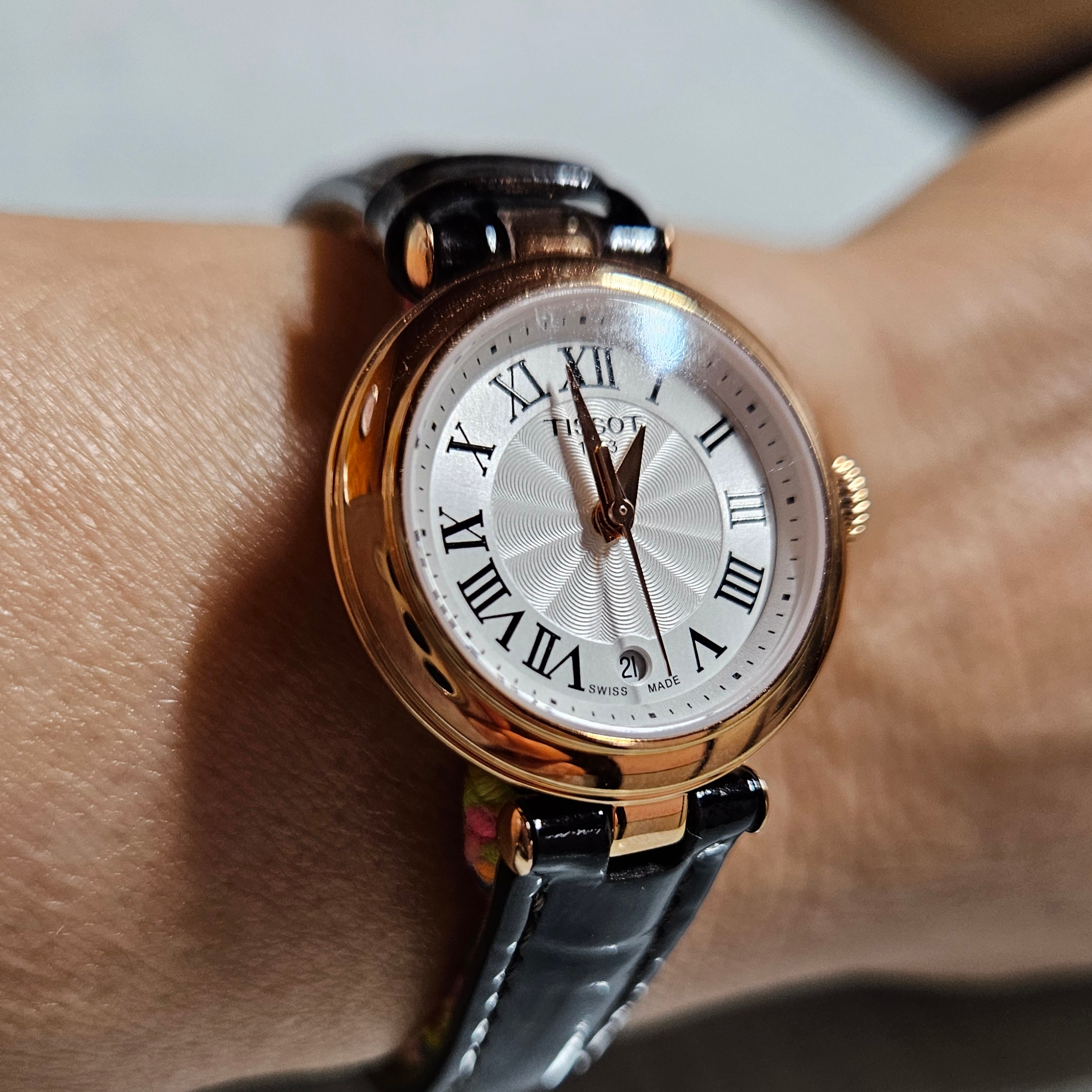 Tissot Bellissima Small Lady 26mm Quartz Rose Gold White Brown 착용 스타일