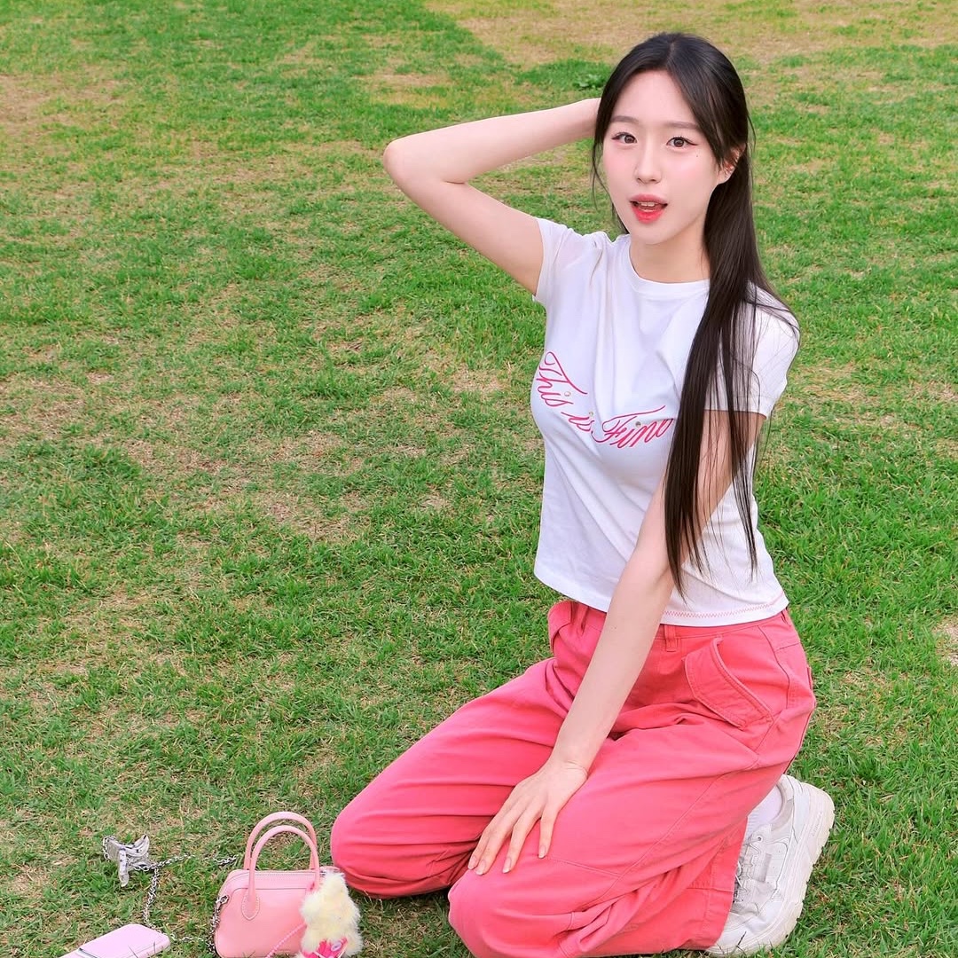 THIS IS FINE Cropped Signature Tee White 착용 스타일 - 4