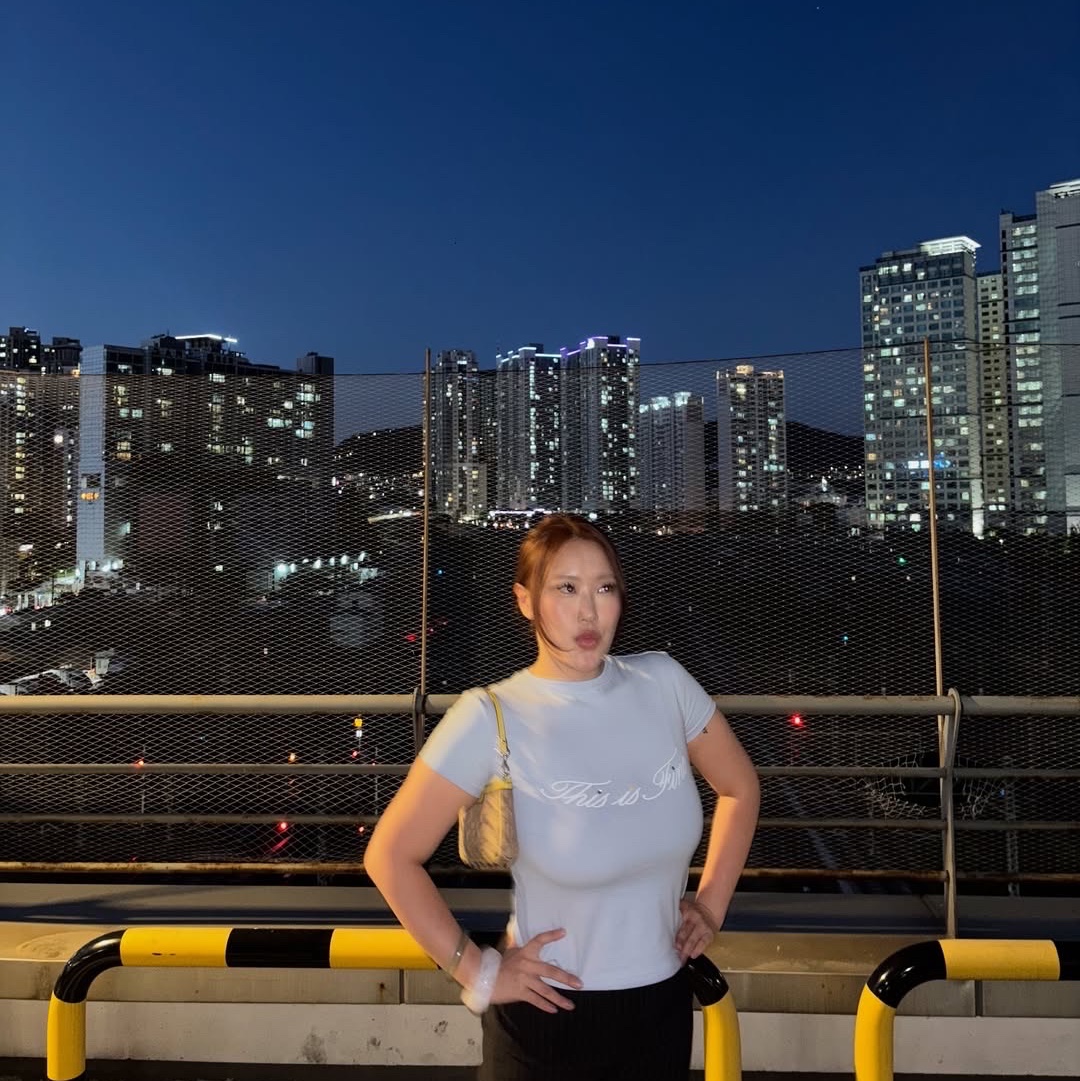 THIS IS FINE Cropped Signature Tee Sky 착용 스타일 - 4