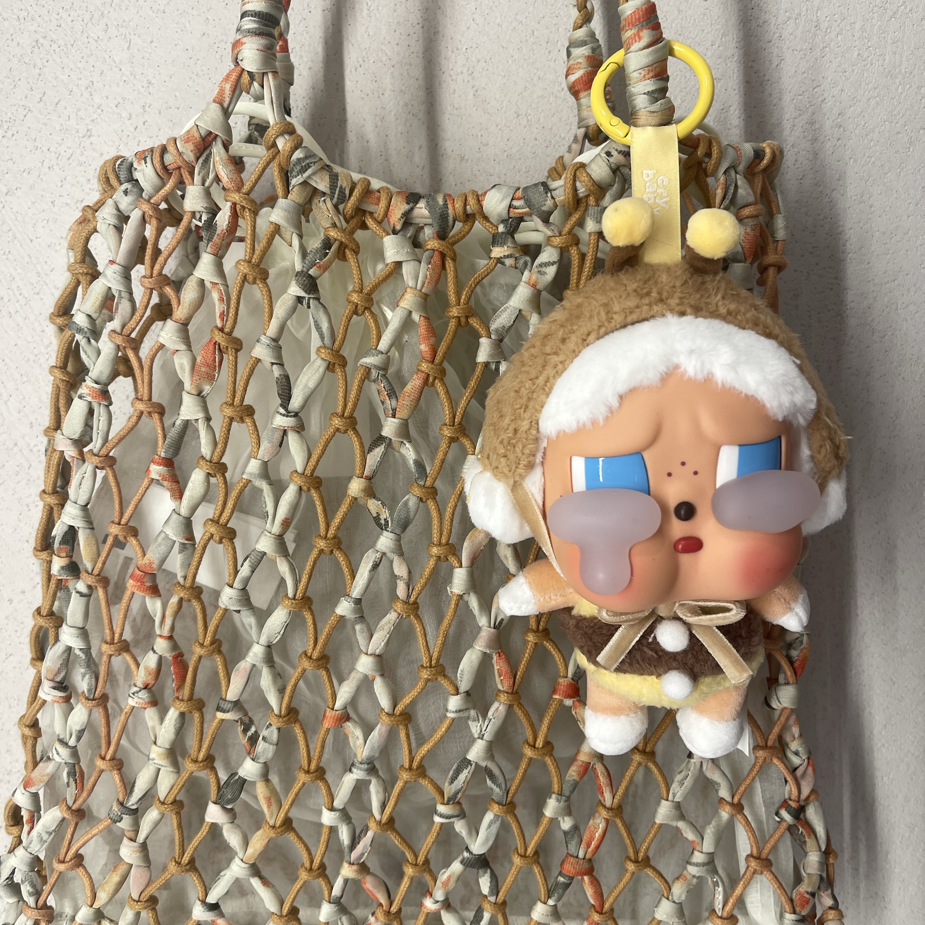 Pop Mart Crybaby Crying Again Series Plush Keyring I'll Bring You A Flower (Opened Case) 착용 스타일