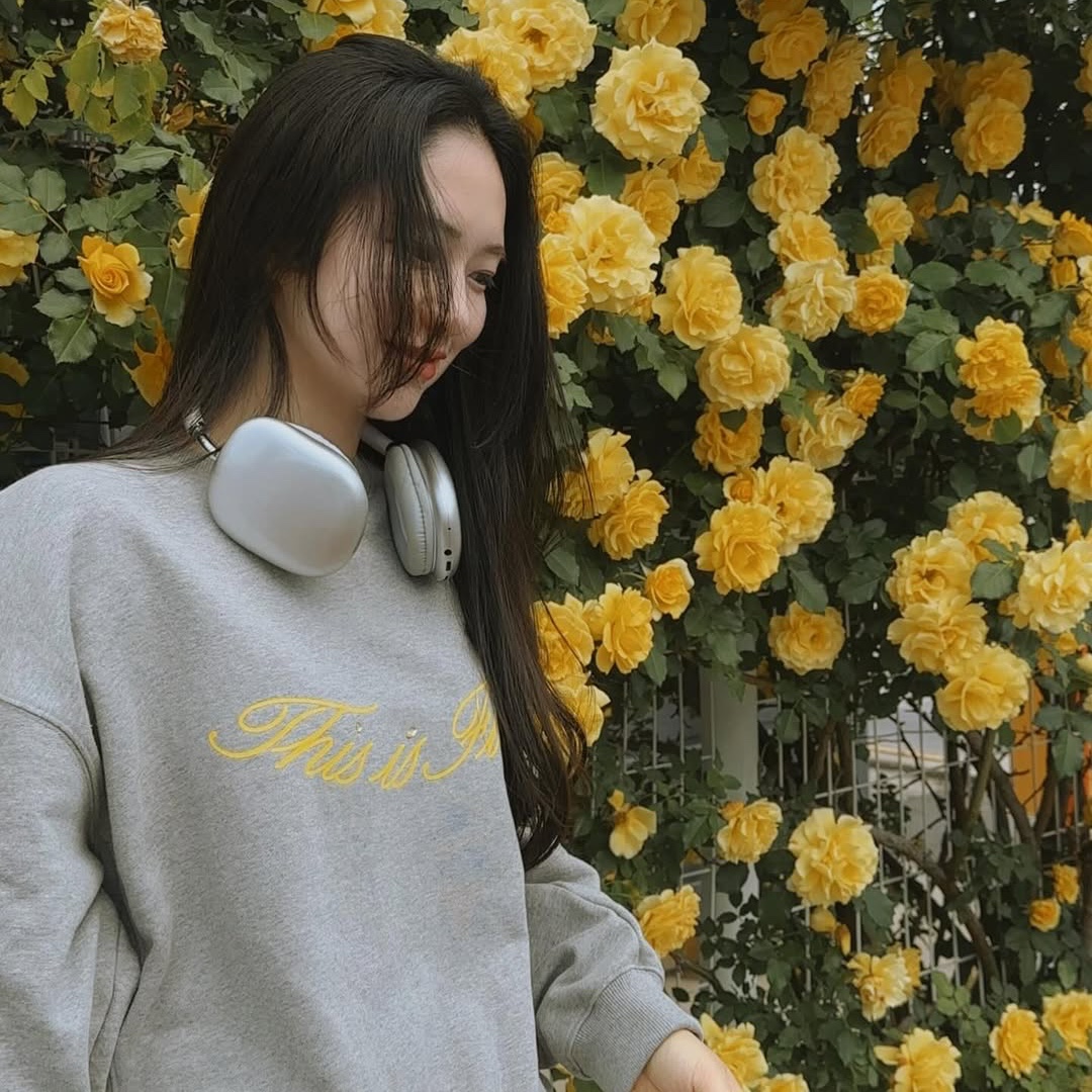 THIS IS FINE Standard Signature Sweatshirt Sportif Gray 착용 스타일 - 4