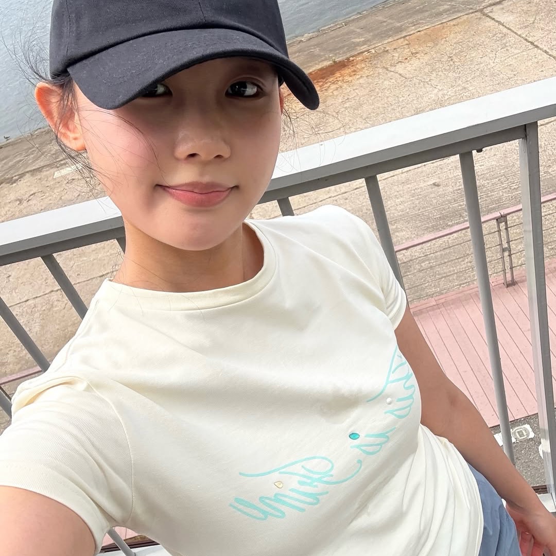 THIS IS FINE Signature Ball Cap Black, THIS IS FINE Cropped Signature Tee Cream 착용 스타일 - 3