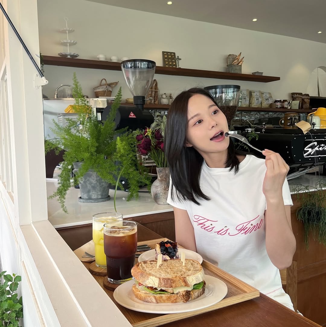 THIS IS FINE Cropped Signature Tee White 착용 스타일 - 1
