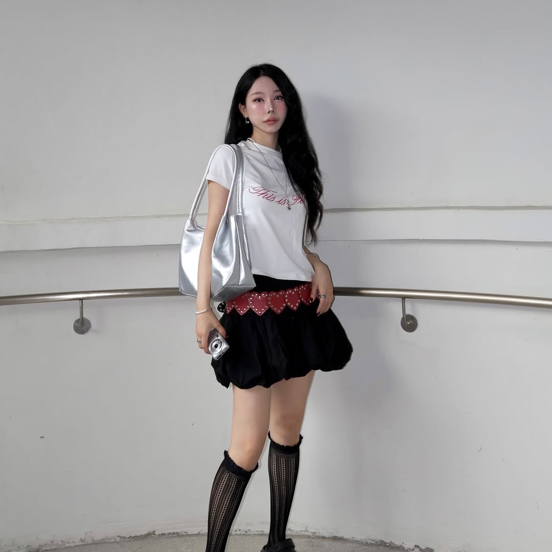 THIS IS FINE Cropped Signature Tee White 착용 스타일 - 6