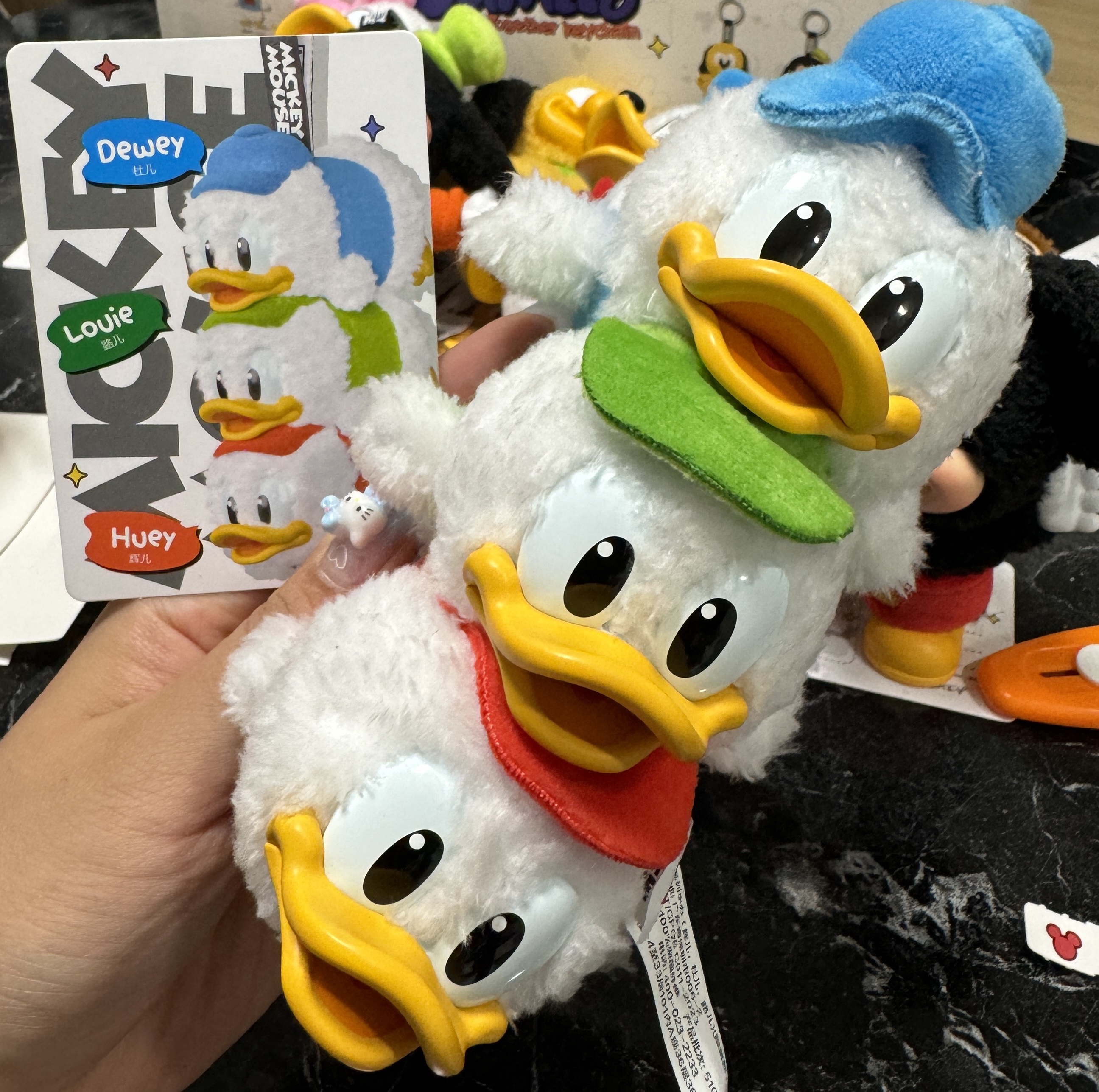 Pop Mart Mickey Family Cute Together Keychain Series Figures Sealed Case (8 Blind Boxes) 착용 스타일