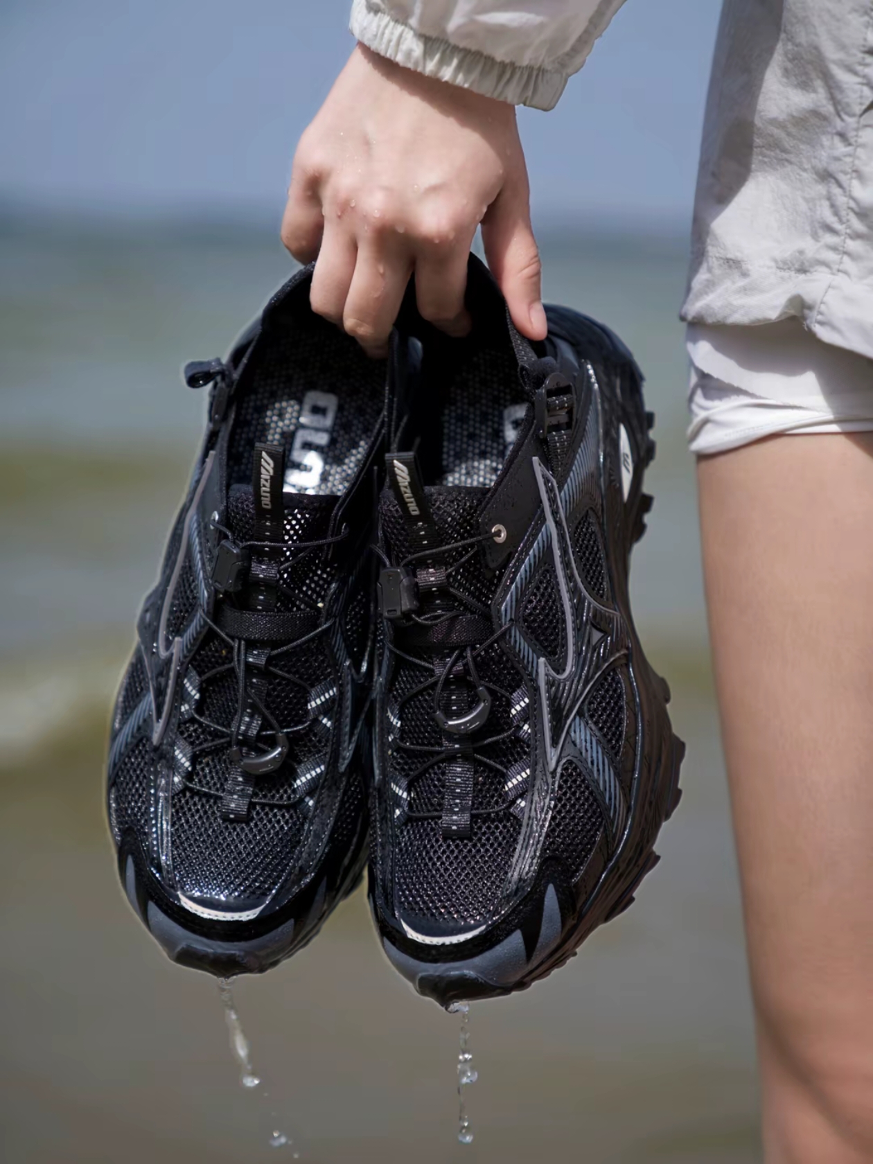 Mizuno Racer Trail SE Black, New Balance 1906L Black 착용 스타일 - 3