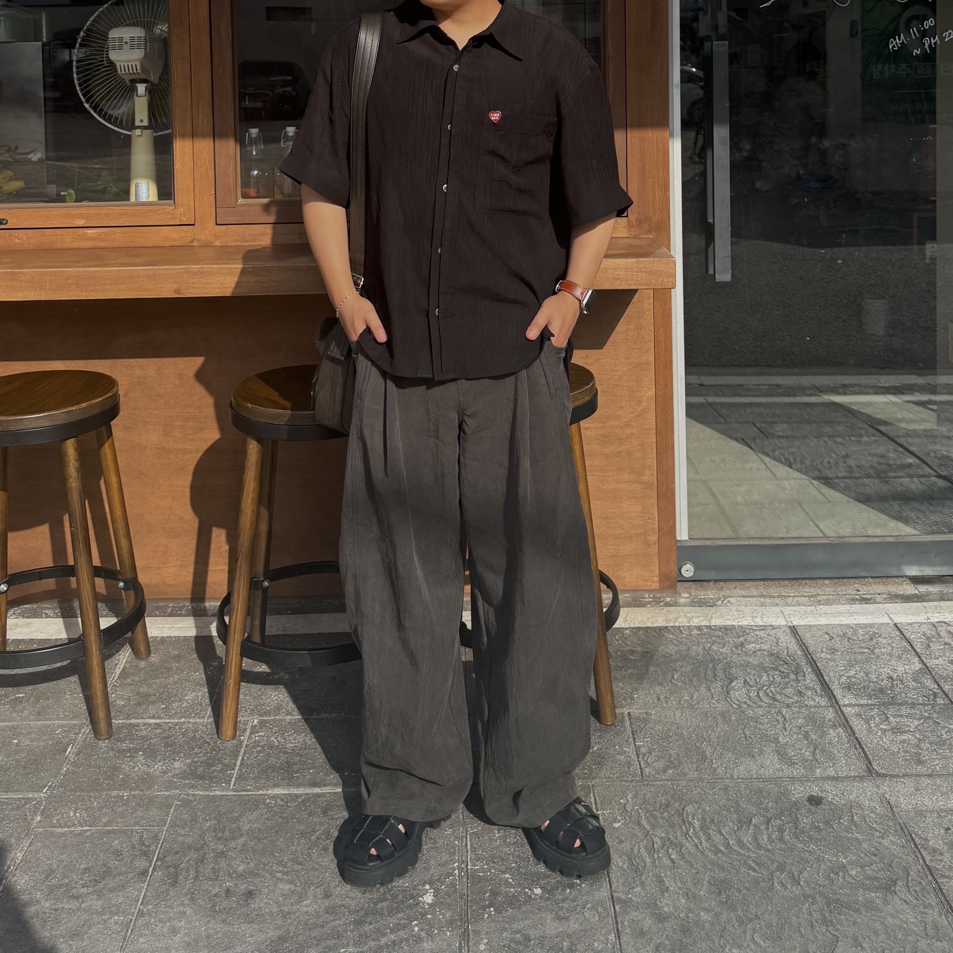 Begin202 Nycoma Twotuck Pants Charcoal Brown 착용 스타일 - 1