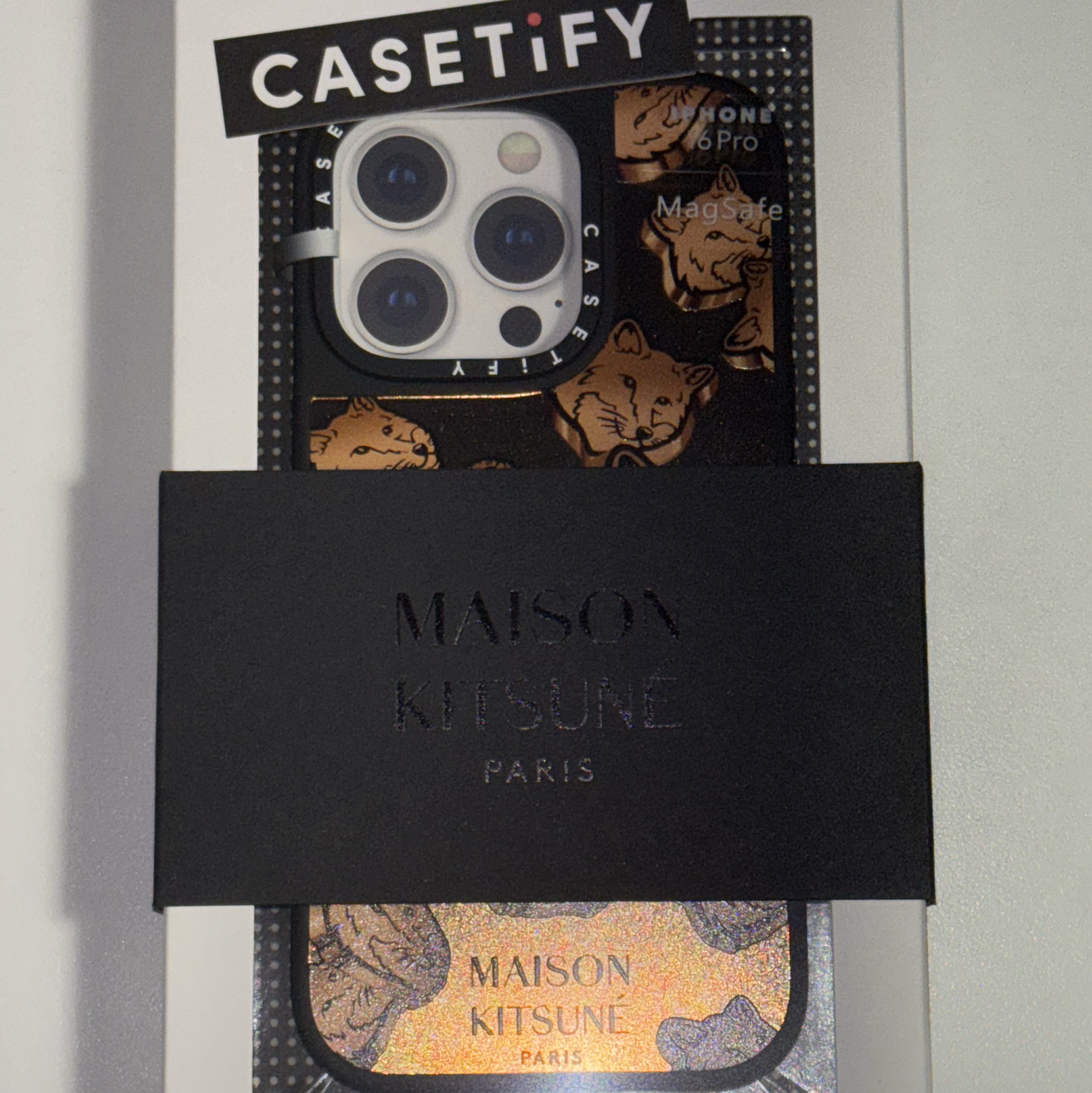 Casetify x Maison Kitsune iPhone Copper Magsafe Mirror Case Silver Mirror Black Bumper 착용 스타일 - 1