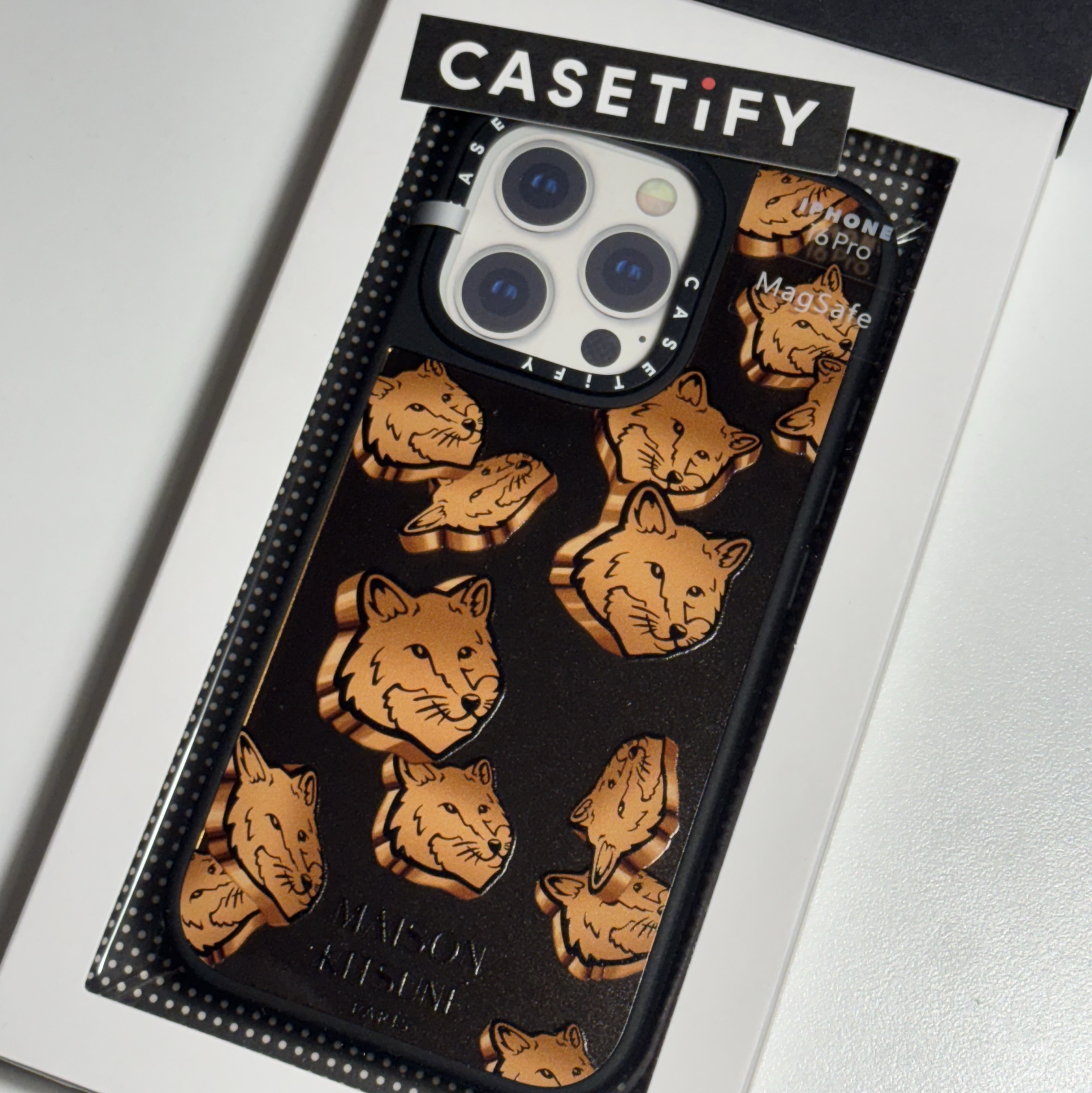 Casetify x Maison Kitsune iPhone Copper Magsafe Mirror Case Silver Mirror Black Bumper 착용 스타일 - 3