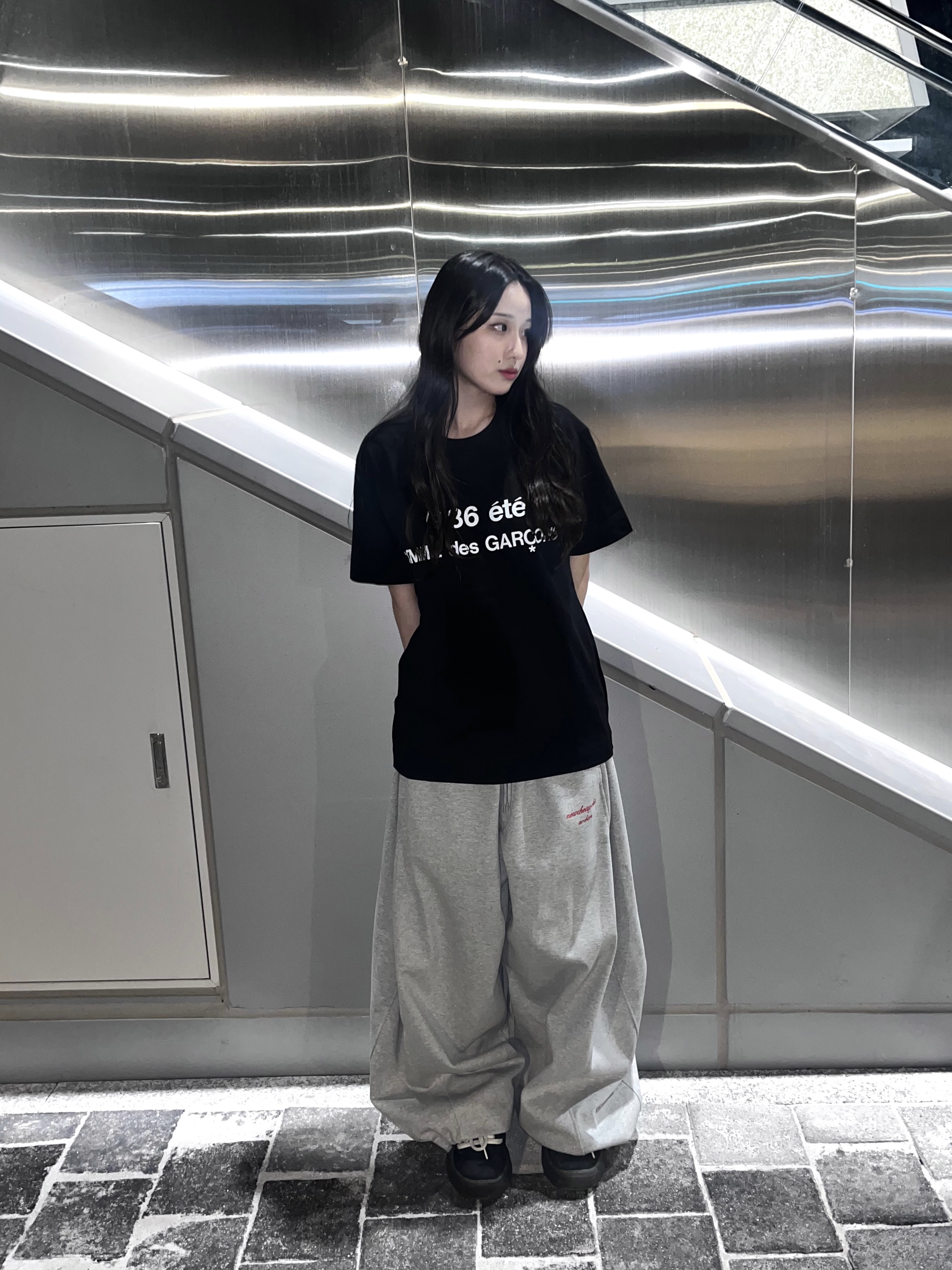 CDG 1986 Comme des Garcons T-Shirt Black, ERL Vamp Skate Shoe Pirate Black 착용 스타일 - 1