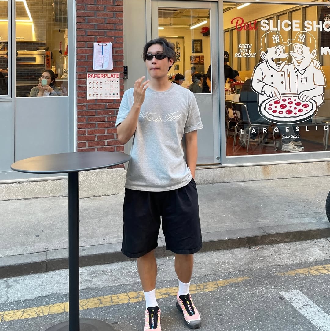 THIS IS FINE Oversized Signature Tee Sportif Gray 착용 스타일 - 3