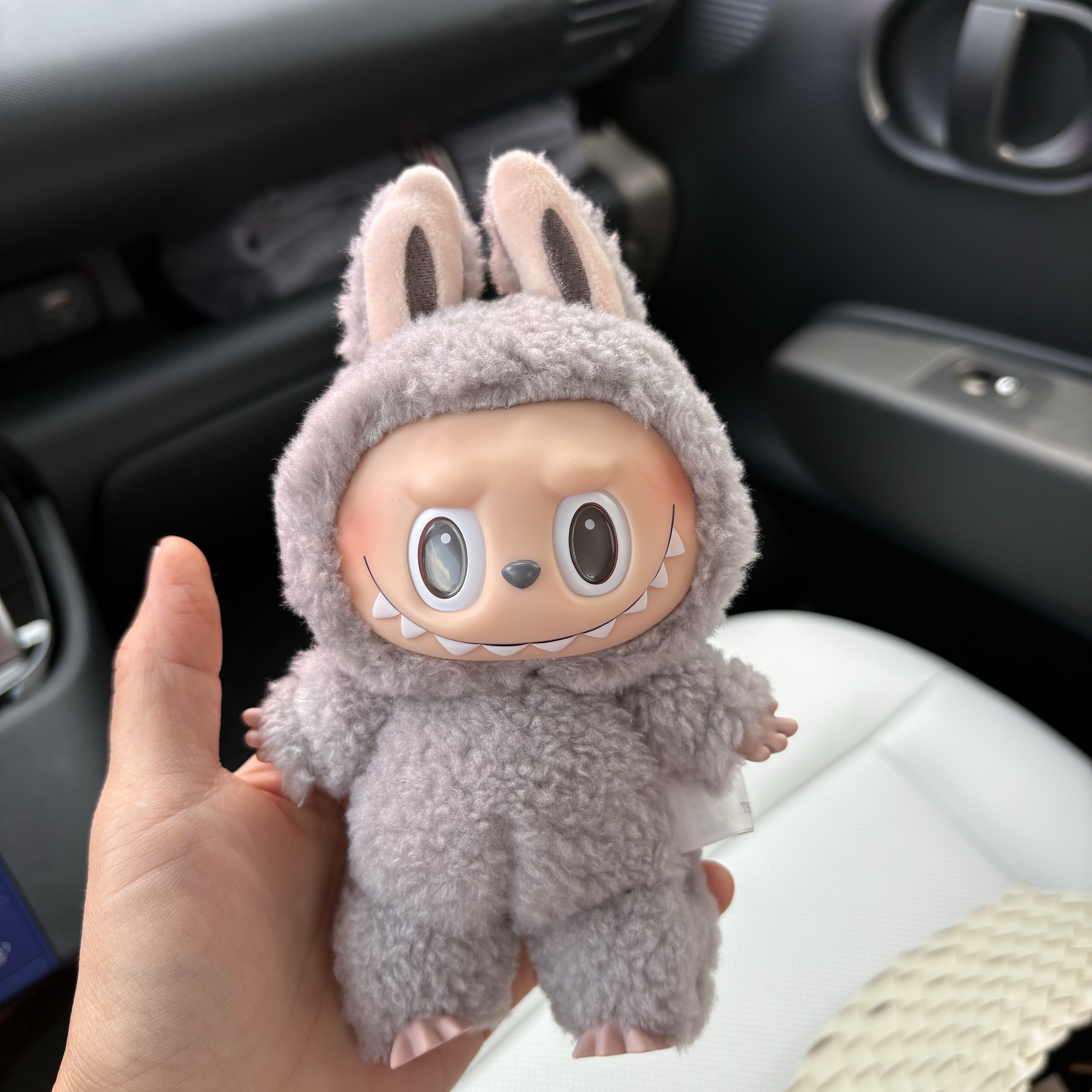 Pop Mart Crybaby Crying Again Series Plush Keyring Sealed Case (1 Blind Box) 착용 스타일