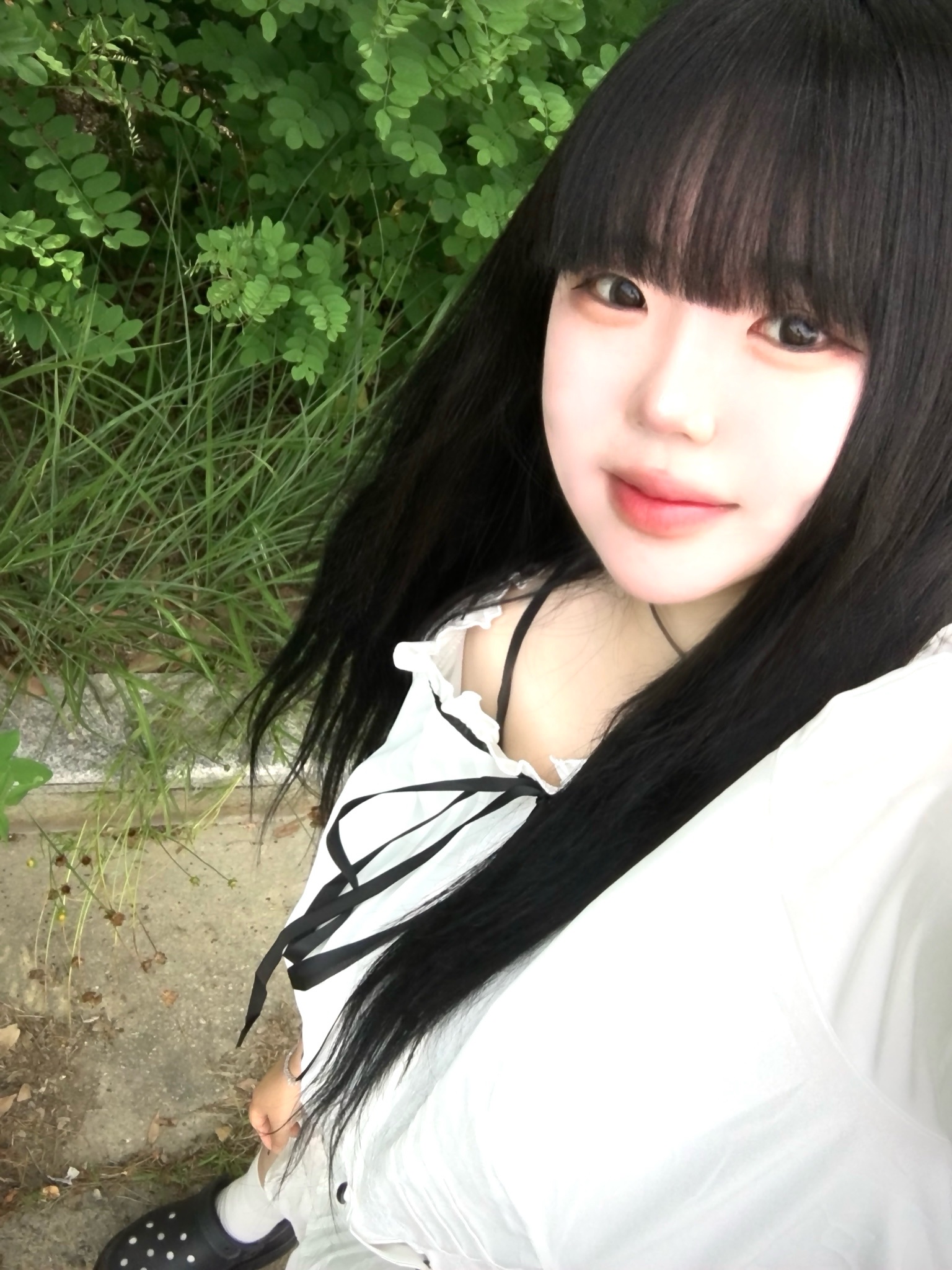 (W) Crocs Classic Bae Clog Black 착용 스타일 - 1