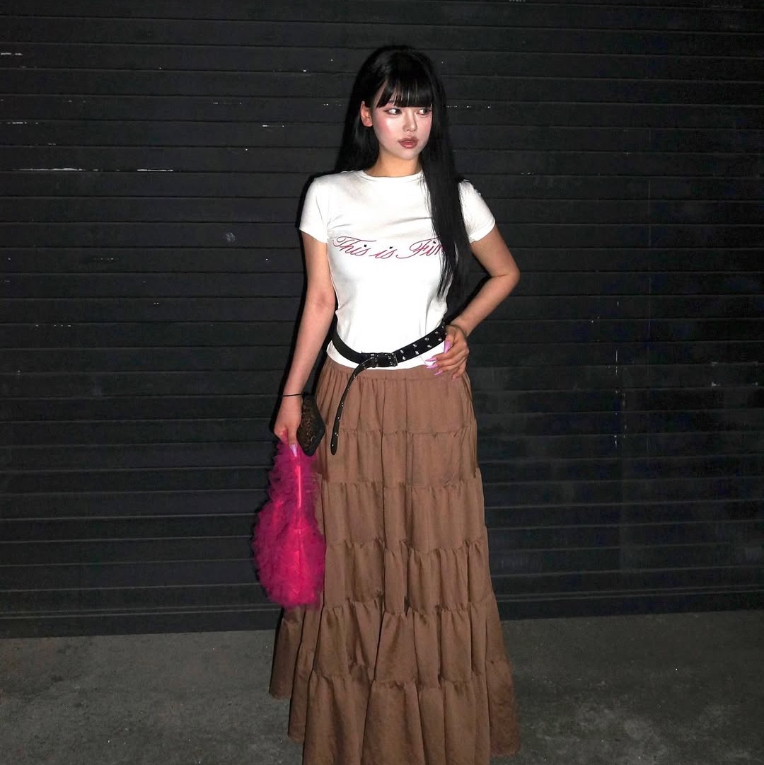 THIS IS FINE Cropped Signature Tee White 착용 스타일 - 1