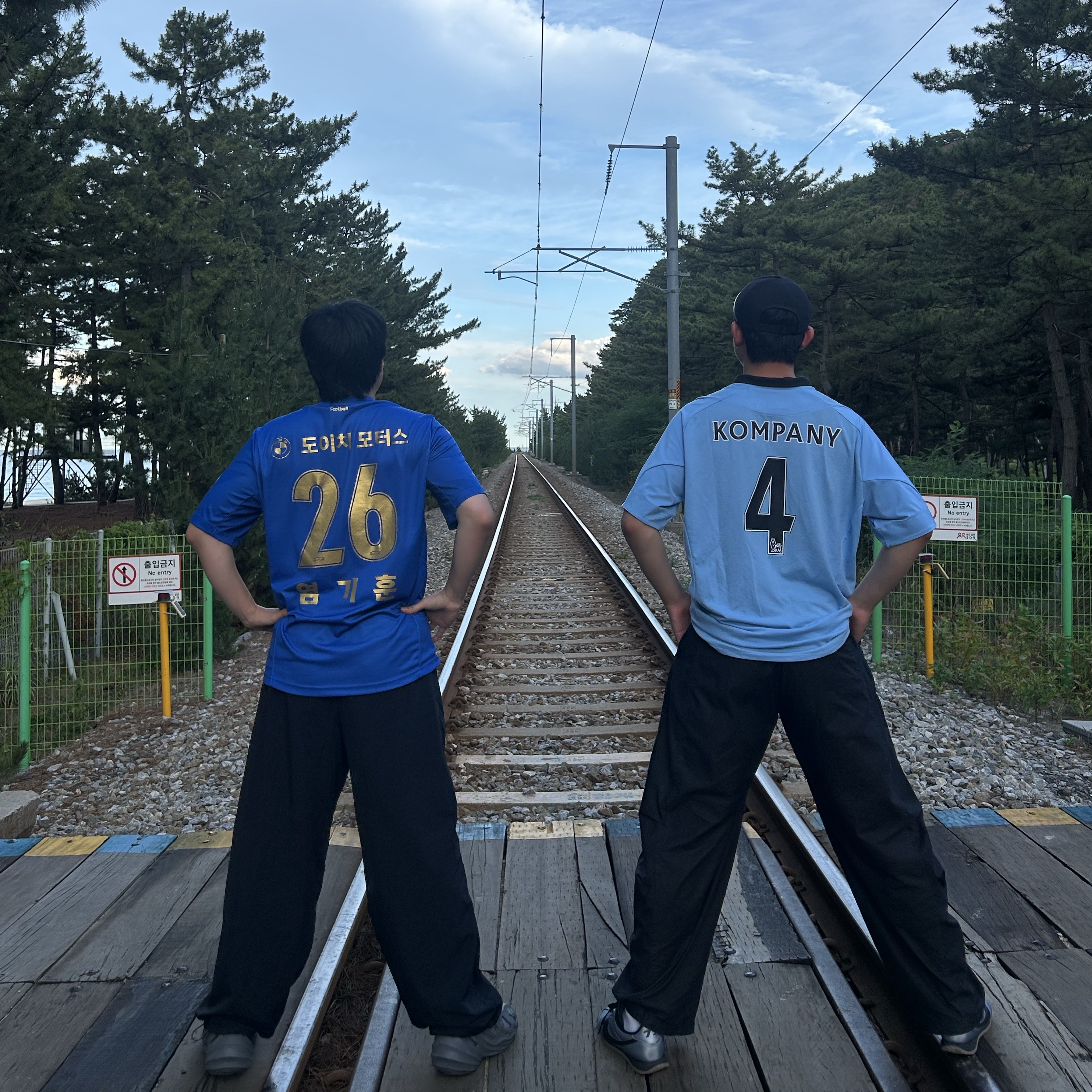 Nike Cortez Leather SE Metallic Cool Grey Black, Oakley Eye Jacket Redux Matte Black Frame Prizm Grey Lenses High Bridge Fit 착용 스타일 - 5