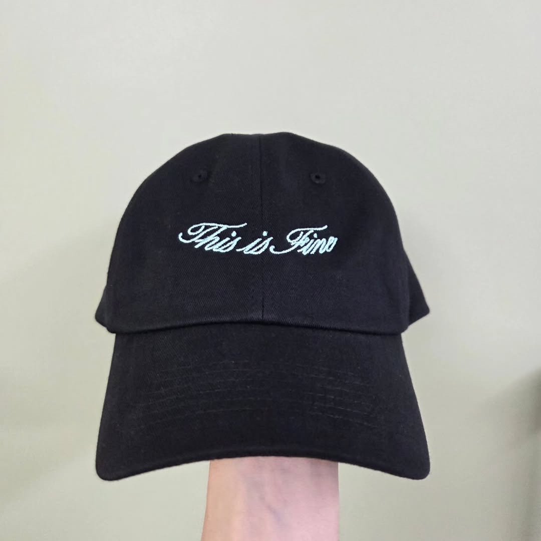 THIS IS FINE Oversized Signature Tee Oat, THIS IS FINE Signature Ball Cap Black 착용 스타일 - 4