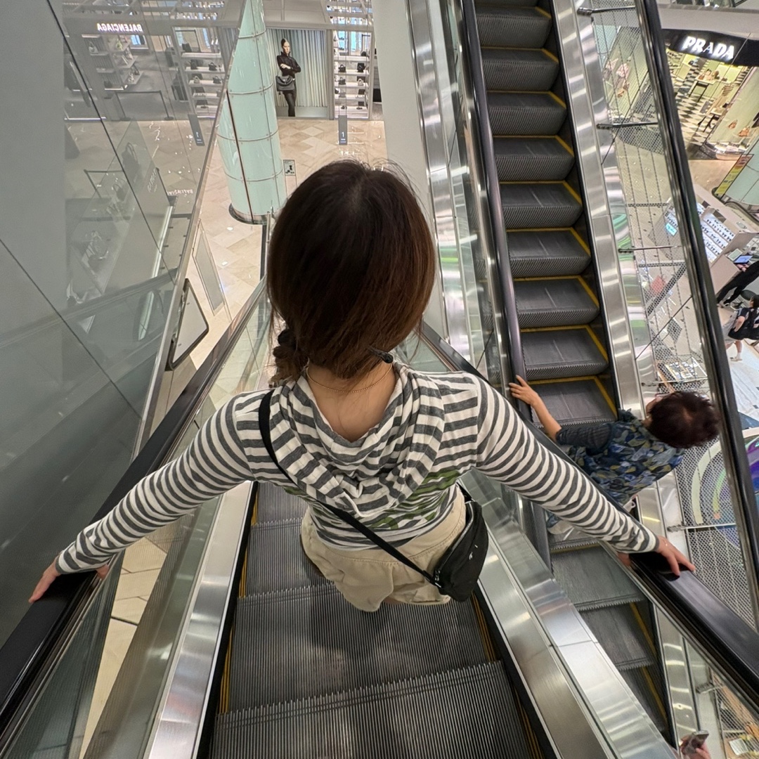 [KREAM 단독] Safarispot 1/2 Ticketing Stripe Border Hoodie Gray, Stussy Canvas Side Pouch Washed Black 착용 스타일 - 3