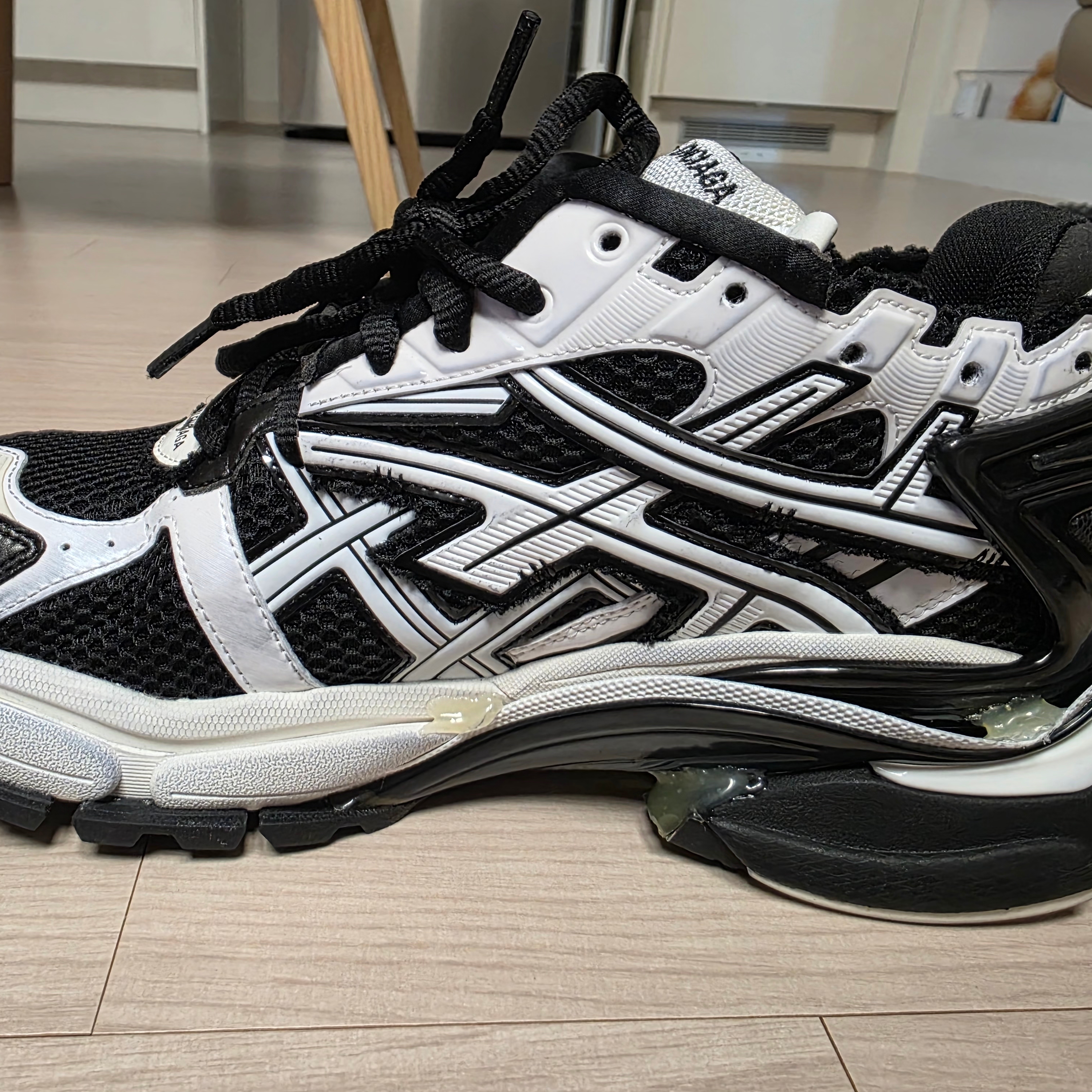 Balenciaga Runner Sneakers Black White 착용 스타일 - 8