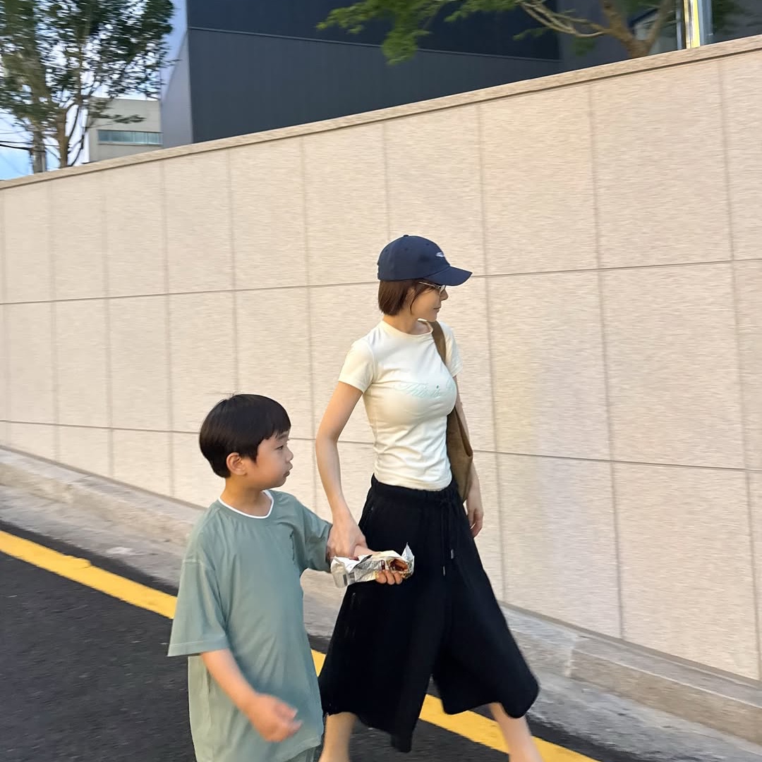 THIS IS FINE Cropped Signature Tee Cream 착용 스타일 - 4