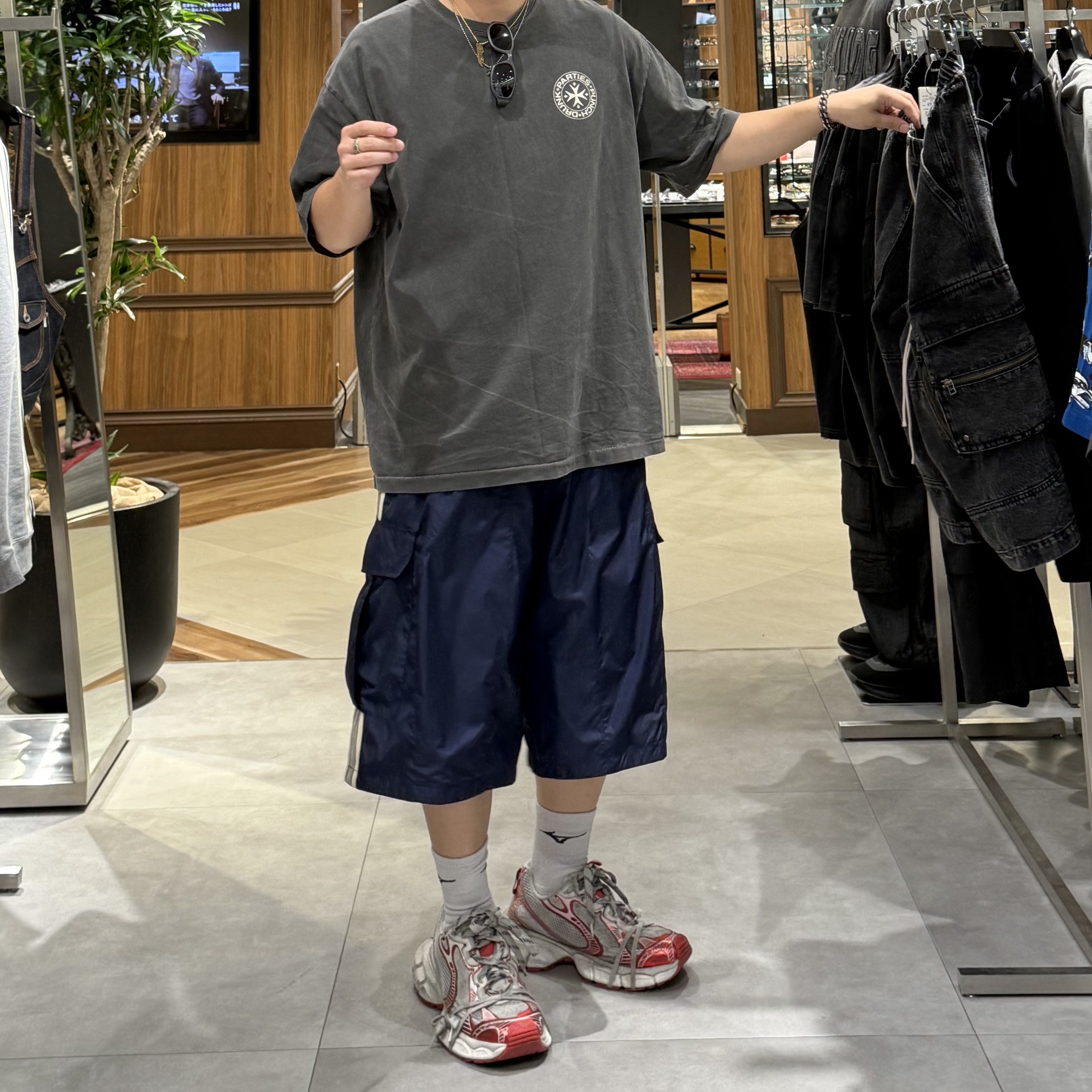 Punch Drunk Parties Circle Logo Garment Dyed Tee Charcoal, Balenciaga 3XL Sneakers White Red 착용 스타일 - 1