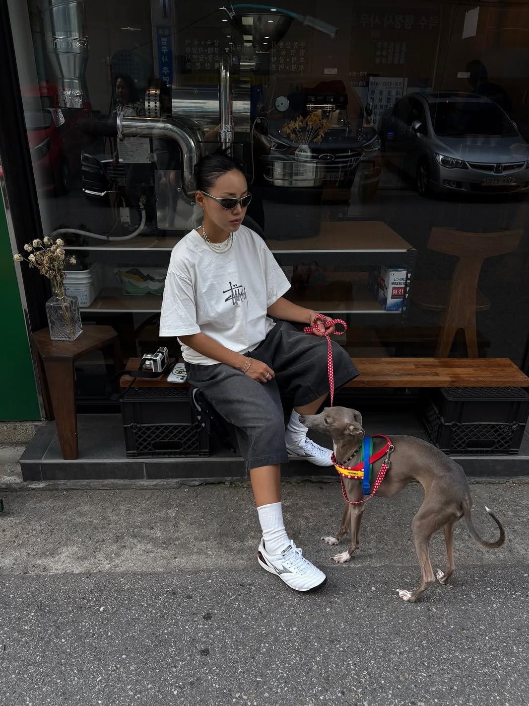 Stussy Basic Stussy T-Shirt White 2024, 2025, SLOW RECORD HOUSE Carpenter Bermuda Wide Denim Pants Black 착용 스타일 - 1