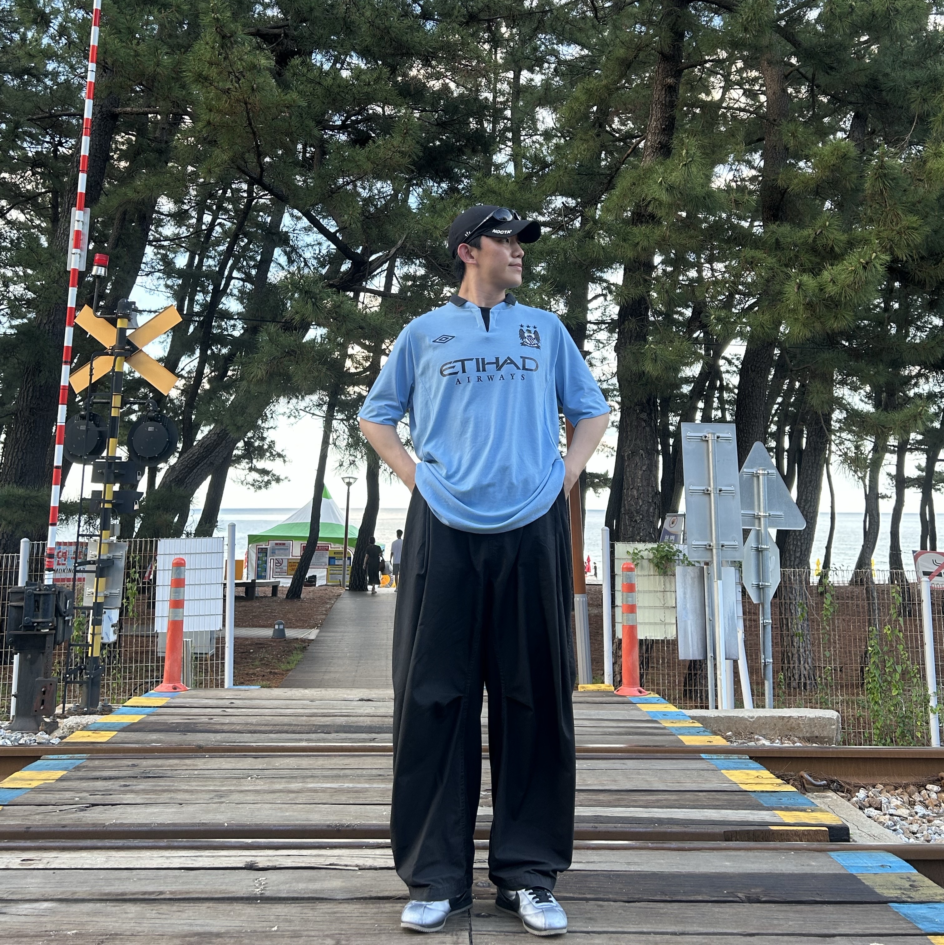 Nike Cortez Leather SE Metallic Cool Grey Black, Oakley Eye Jacket Redux Matte Black Frame Prizm Grey Lenses High Bridge Fit 착용 스타일 - 1