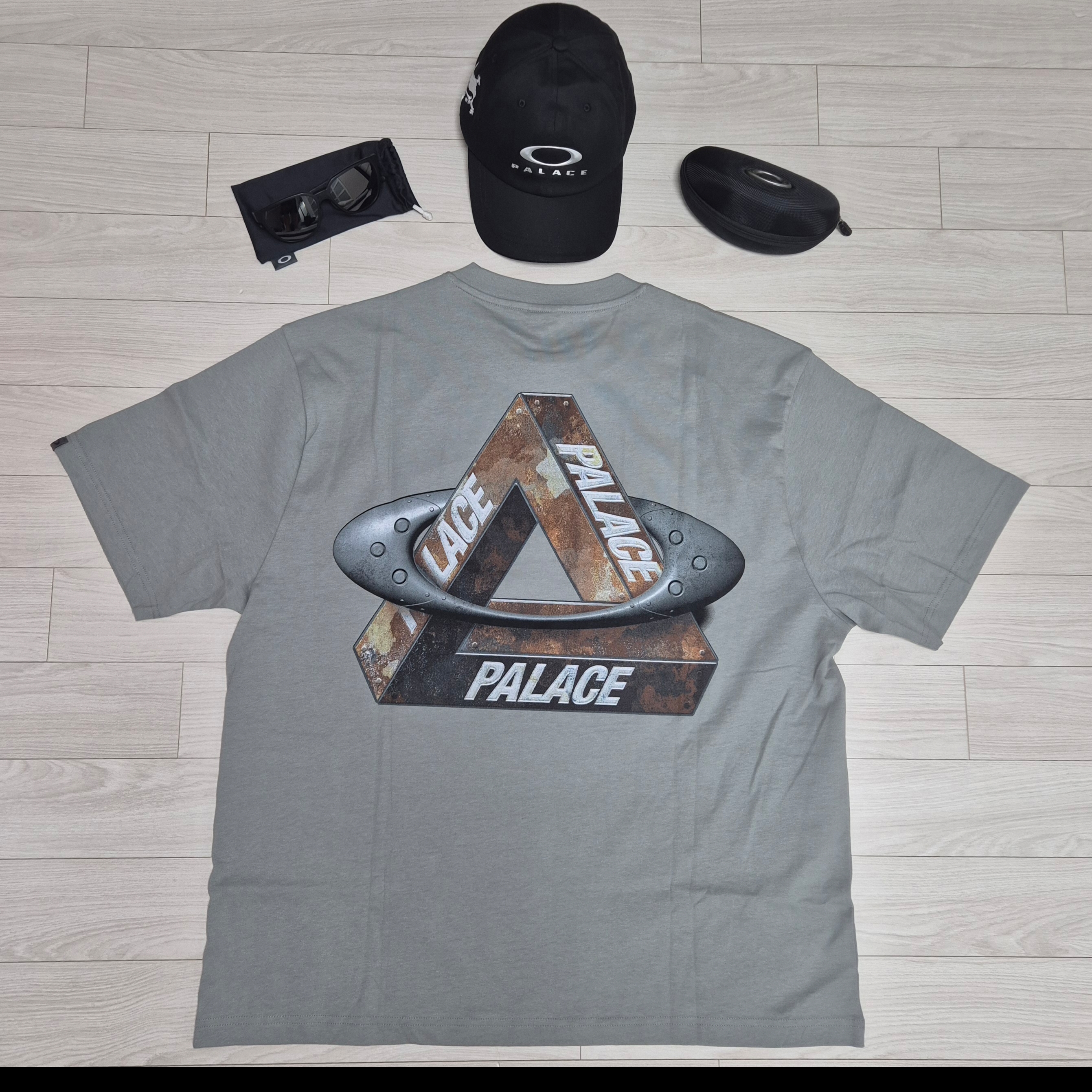 Palace x Oakley T-Shirt Grey - 24FW, Palace x Oakley 6-Panel Black Silver - 23SS 착용 스타일 - 1