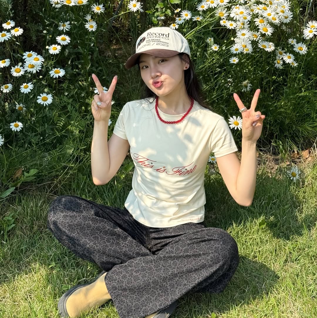 THIS IS FINE Cropped Signature Tee Yellow 착용 스타일 - 1