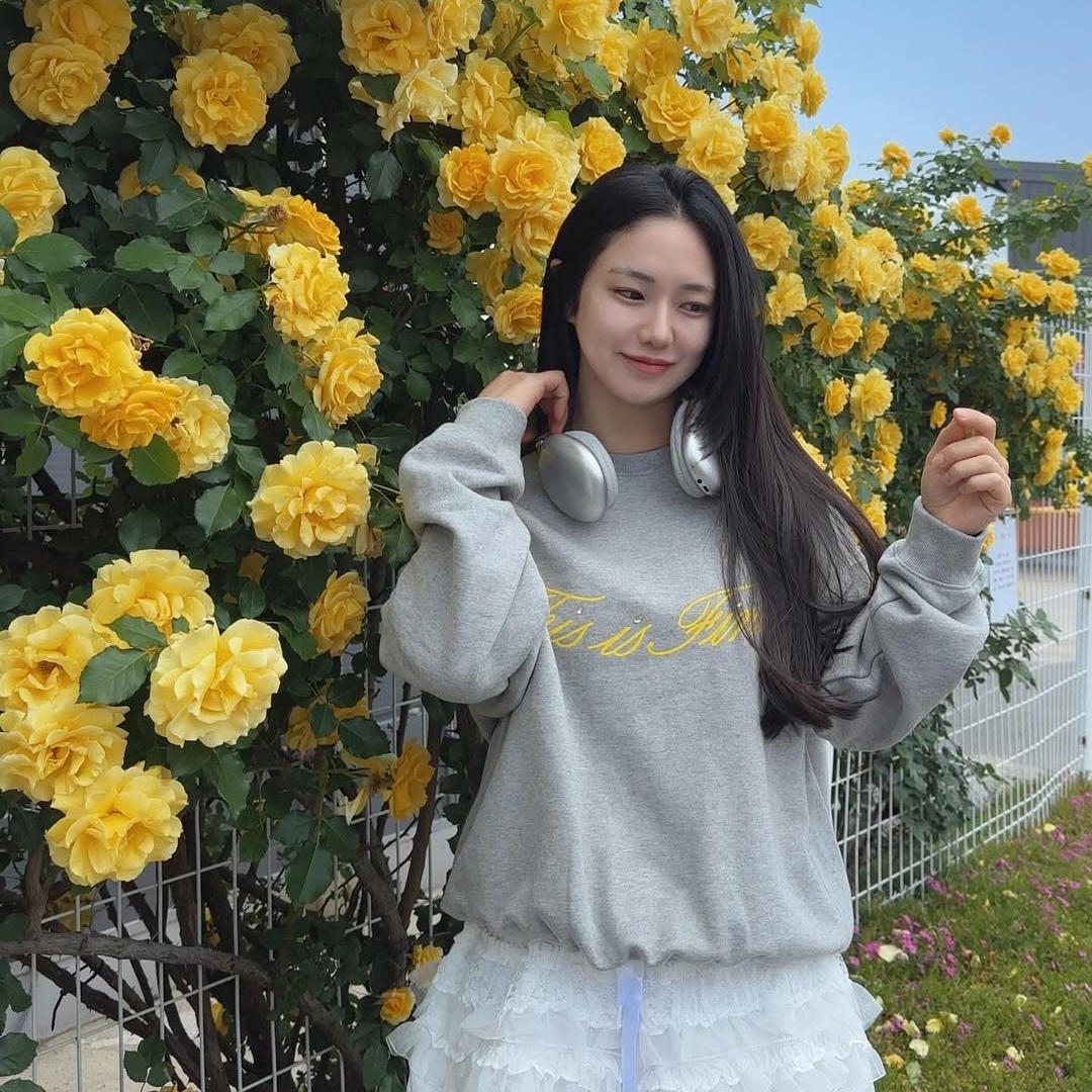 THIS IS FINE Standard Signature Sweatshirt Sportif Gray 착용 스타일 - 2